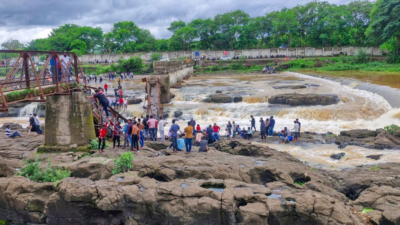 হুৰমূৰকৈ ভাঙি পৰিল দলং, নদীত পৰিল কেইবাজনো পৰ্যটকঃ ৬ জনৰ মৃতদেহ উদ্ধাৰ, অব্যাহত উদ্ধাৰ অভিযান হুৰমূৰকৈ ভাঙি পৰিল দলং, নদীত পৰিল কেইবাজনো পৰ্যটকঃ ৬ জনৰ মৃতদেহ উদ্ধাৰ, অব্যাহত উদ্ধাৰ অভিযান