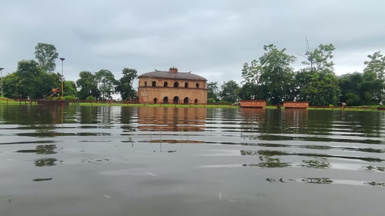 ইফালে কৃত্ৰিম বানত প্লাৱিত হৈ পৰে ঐতিহাসিক ৰংঘৰ চৌহদ। ৰংঘৰৰ চৌহদৰ পৰা বৰষুণৰ পানী ওলাই যোৱা নলা নৰ্দমা সমূহ সঠিকভাৱে খনন নকৰা, সঠিক পৰিকল্পনাবিহীন ভাৱে ৰংঘৰৰ সৌন্দৰ্যবৰ্ধন প্ৰকল্পৰ কাম কৰি থকা, ৰংঘৰৰ সৌন্দৰ্যবৰ্ধন প্ৰকল্পৰ নামত কেতবোৰ নলা পুতি পেলোৱা আদি কেতবোৰ কাৰণতে কৃত্ৰিম বানৰ সৃষ্টি হোৱা বুলি ক্ষোভ প্ৰকাশ কৰিছে দল-সংগঠনসমূহে।