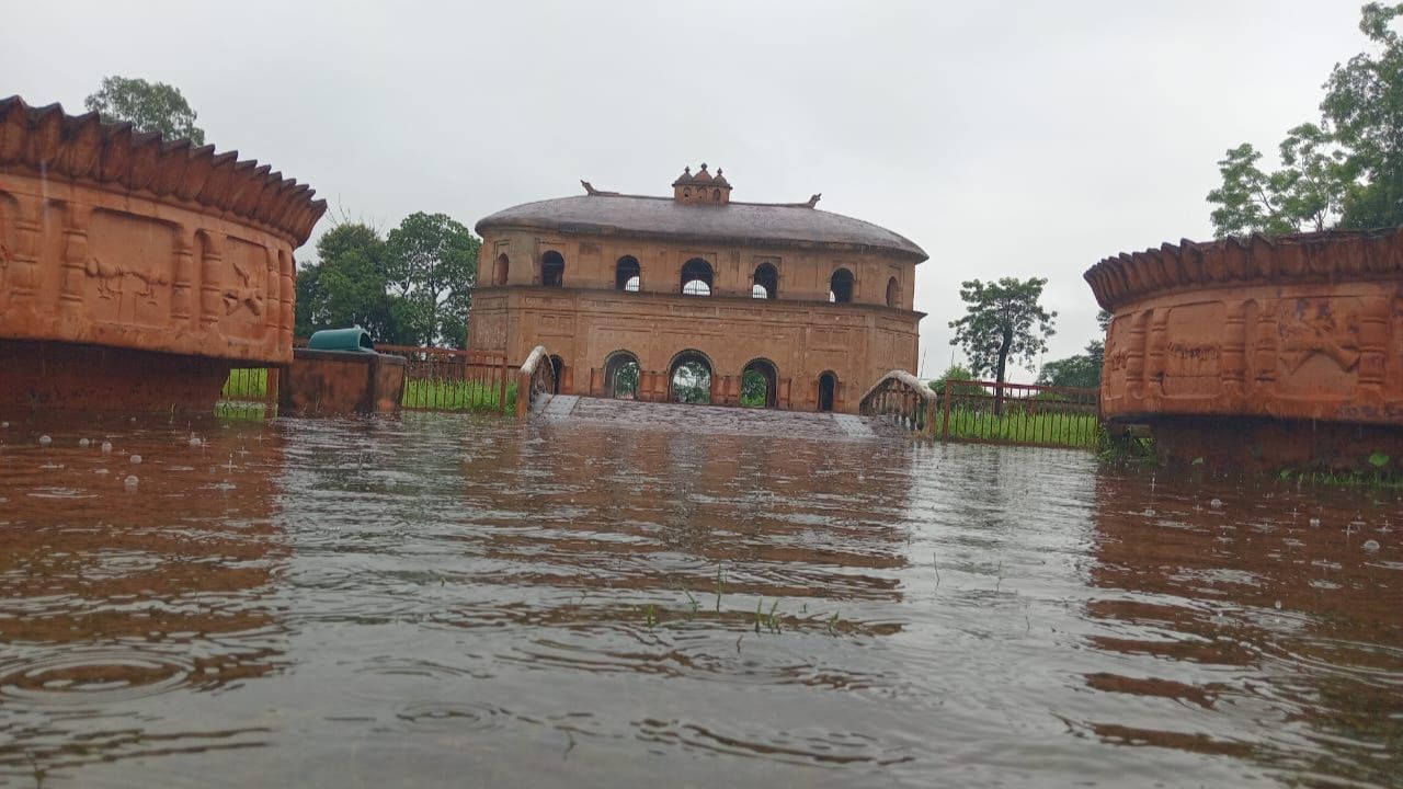 লক্ষণীয়ভাৱে কেইমাহমান পূৰ্বেও ৰংঘৰৰ চৌহদ কৃত্ৰিম বানত ডুব গৈছিল। এতিয়া এজাক বৰষুণতে পুনৰ এনে অৱস্থা উদ্ভৱ হোৱাত ৰংঘৰৰ অস্তীত্বৰ প্ৰতি ভাবুকি নামি অহাৰ শংকা প্ৰকাশ কৰিছে সচেতন মহলে। অন্যহাতে ৰংঘৰ চৌহদত কৃত্ৰিম বান ৰোধৰ ক্ষেত্ৰত কেন্দ্ৰীয় পুৰাতত্ব বিভাগেও সঠিক পদক্ষেপ গ্ৰহণ কৰা নাই বুলি অভিযোগ উত্থাপন হৈছে।