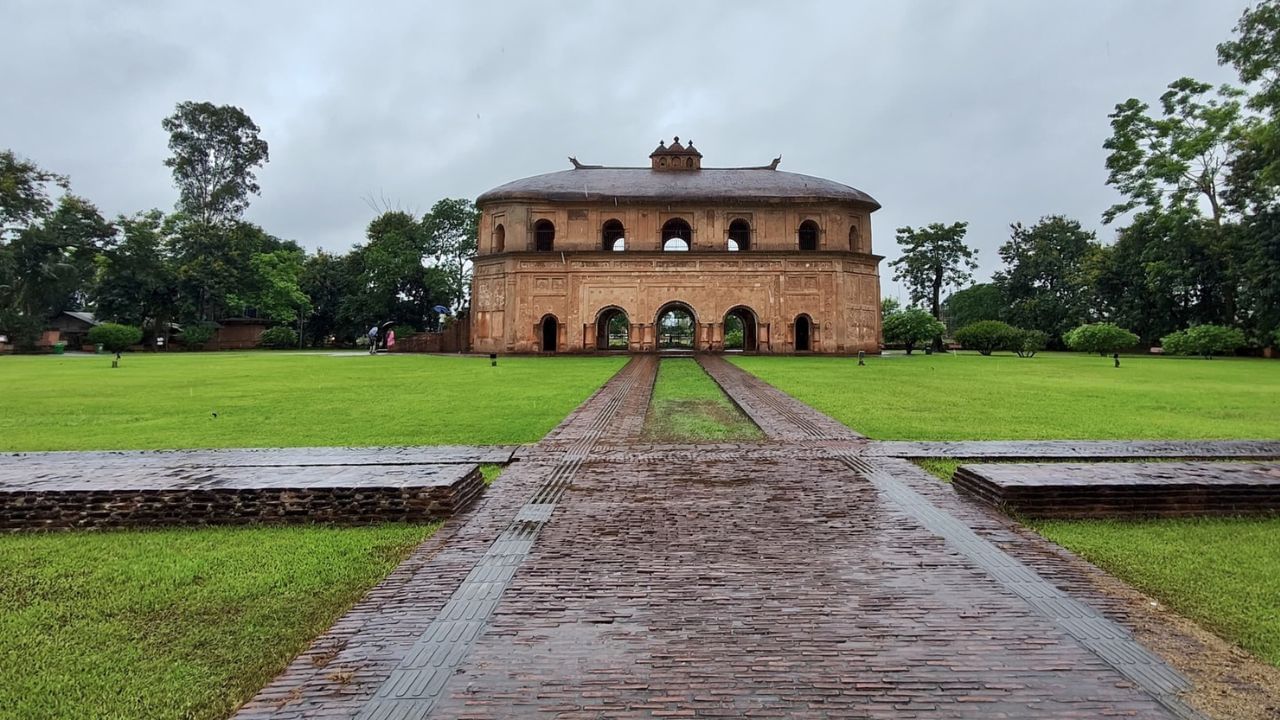 অৱশ্যে প্ৰশাসনৰ তাৎক্ষণিক পদক্ষেপৰ পিছত ৰংঘৰৰ চৌহদ সম্প্ৰতি বানৰ কবলৰ পৰা মুক্ত হোৱা বুলি জানিবলৈ দিয়ে আয়ুক্ত কাৰ্যালয়ে। ফেচবুকত এক পোষ্ট যোগে শিৱসাগৰৰ আয়ুক্ত কাৰ্যালয়ে ‘নেৰানেপেৰা বৰষুণৰ ফলত এছিয়াৰ প্ৰথমটো পেভিলিয়ন ৰংঘৰৰ সন্মূখত থকা উদ্যানসমূহত পানী জমা হোৱাত প্ৰশাসনে ইয়াৰ পানী নিষ্কাষণ কৰিবৰ বাবে নলাসমূহৰ চাফাই কাম সম্পূৰ্ণ হৈছে আৰু বৰ্তমান পানী জমা হৈ থকা নাই’ বুলি উল্লেখ কৰে।