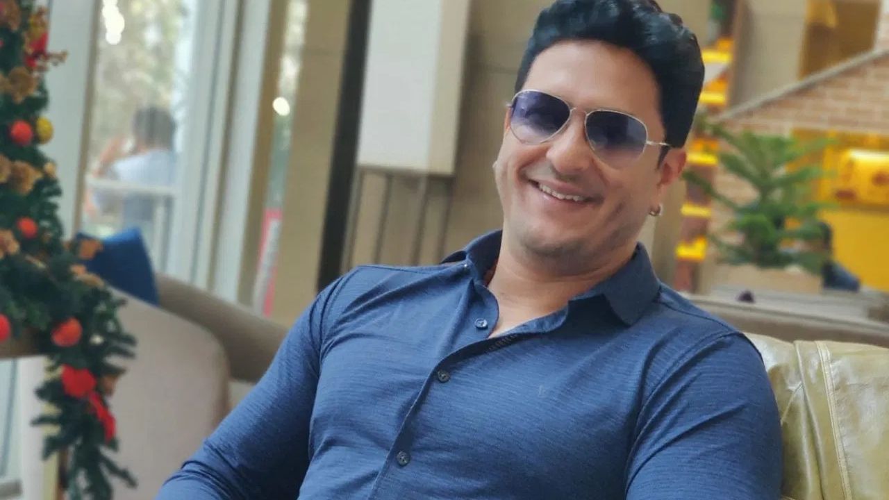 অৱশেষত পিছুৱাই দিয়া হ’ল অহা ৬ জুনত ৰাইজৰ মাজলৈ আগবঢ়াই দিব বিচৰা ছবিখনৰ মুক্তিৰ তাৰিখ। যিহেতু ছবিগৃহত বৰ্তমান আন এখন অসমীয়া চলচ্চিত্ৰ 'ভাইমন দা' সগৌৰৱেৰে চিত্ৰগৃহত চলি আছে। সেয়ে টীম 'ৰুদ্ৰ'ই মুক্তিৰ তাৰিখ পিছুৱাই অহা ২৭ জুনলৈ লৈ যোৱাৰ সিদ্ধান্ত লৈছে।