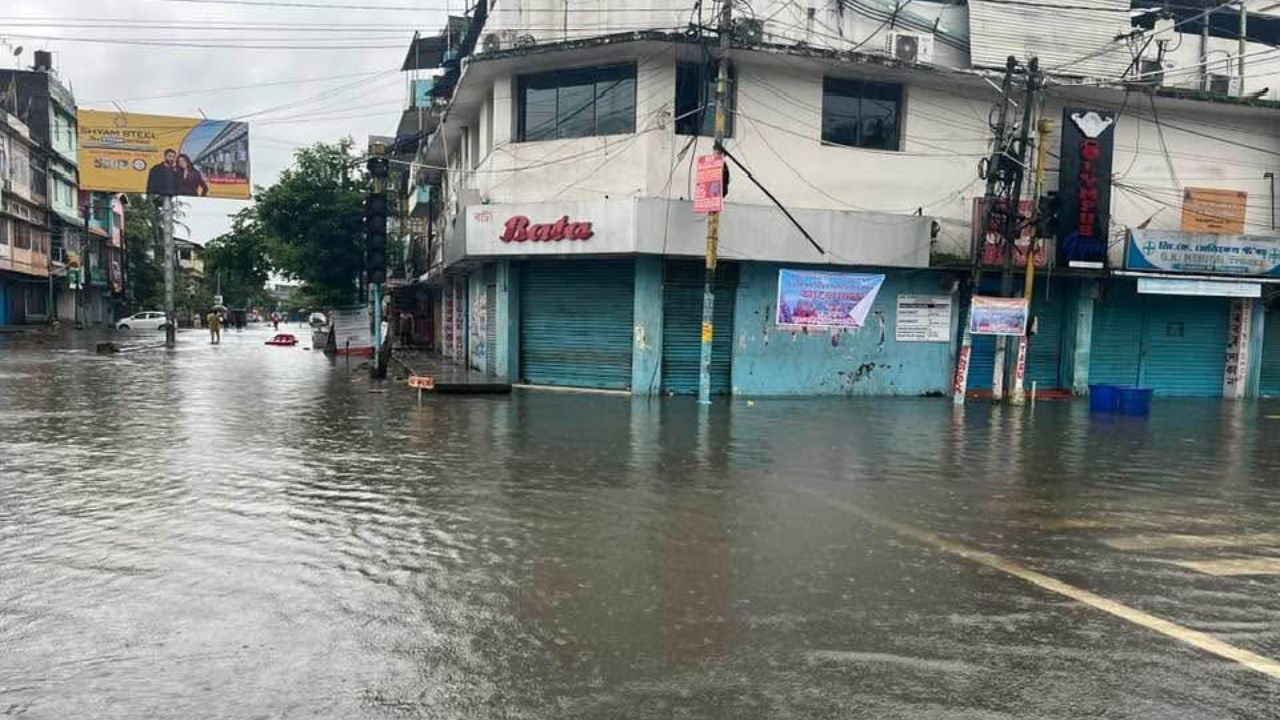 চহৰৰ ভিন্ন স্থানত কৃত্ৰিম বানৰ পানী ঘৰৰ ভিতৰতো সোমোৱাৰ ফলত হাহাকাৰময় পৰিস্থিতিৰ সৃষ্টি হয়। ইফালে ঘাইপথৰ কাষৰ কোনো কোনো স্থানত খহনীয়াৰ খবৰো পোহৰলৈ আহিছে। চহৰৰ মাজ অংশতে তথা সমীপৰ অঞ্চলত দেখা দিয়া এনে পৰিস্থিতিৰ ফলস্বৰূপে জনসাধাৰণৰ মাজত ব্যাপক প্ৰতিক্ৰিয়াৰ সৃষ্টি হৈছে।