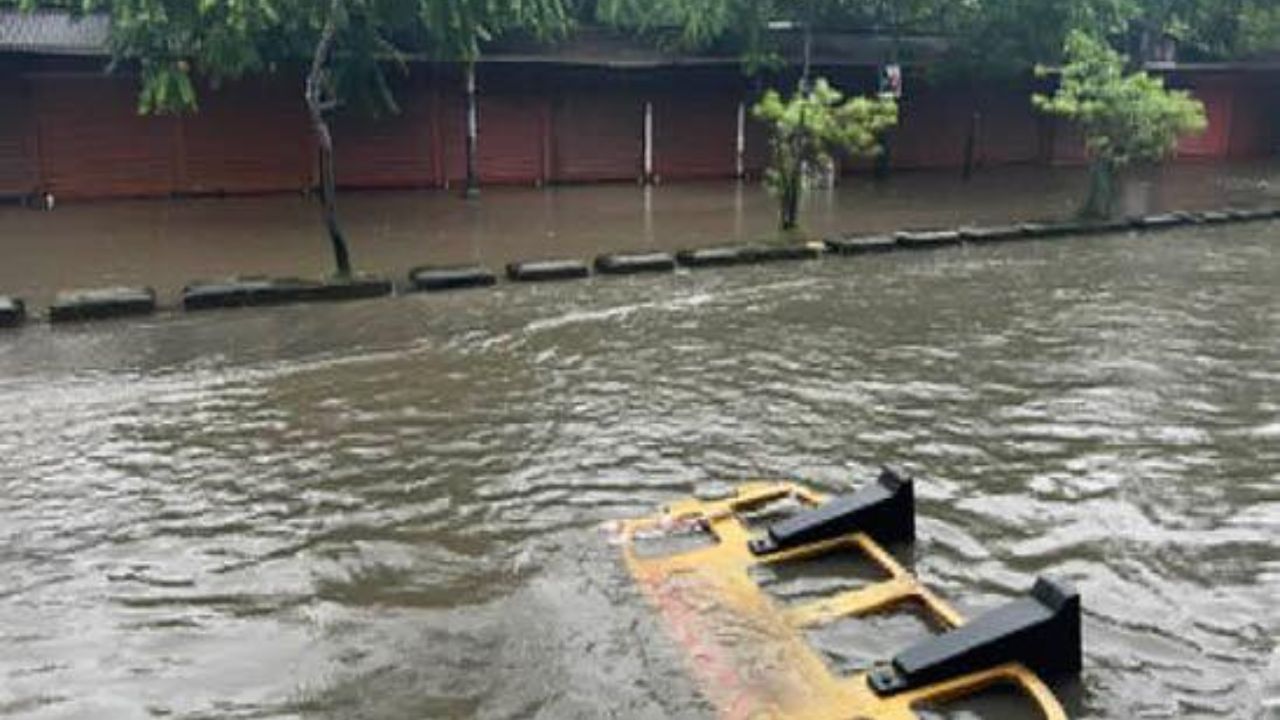 অপৰিকল্পিত নিৰ্মাণ কাৰ্য আৰু পৌৰসভাৰ অৱহেলাৰ পৰিণতিতে এনে পৰিস্থিতিৰ সৃষ্টি হোৱা বুলি একাংশ লোকে অভিযোগ উত্থাপন কৰিছে। অৱশ্যে প্ৰশাসনৰ তাৎক্ষণিক সঁহাৰিৰ পিছত সম্প্ৰতি বান পৰিস্থিতি কিছু নিয়ন্ত্ৰণলৈ আহিছে। জিলা দুৰ্যোগ ব্যৱস্থাপনা প্ৰাধিকৰণ, জলসম্পদ বিভাগ,লোক নিৰ্মাণ বিভাগ , পৌৰসভা, অসামৰিক প্ৰতিৰক্ষা বিভাগ আৰু জিলা প্ৰশাসনে যাৱতীয় ব্যৱস্থা গ্ৰহণ কৰাৰ লগতে অতি ক্ষিপ্ৰতাৰে পৰিস্থিতি নিয়ন্ত্ৰণৰ বাবে প্ৰচেষ্টা চলায়।