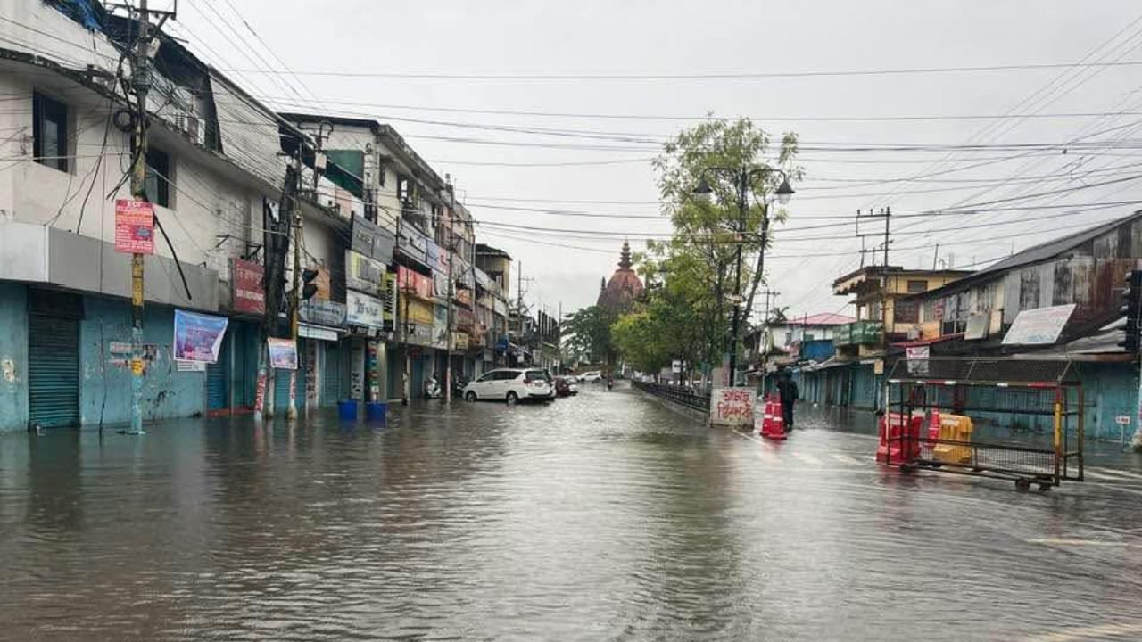 যোৱা নিশাৰ পৰা হোৱা বৰষুণৰ ফলত শিৱসাগৰত সৃষ্টি হৈছে অভাৱনীয় পৰিস্থিতিৰ। নেৰানেপেৰা বৰষুণৰ ফলত শিৱসাগৰৰ চহৰৰ মাজ মজিয়াত আজি ভয়ংকৰ কৃত্ৰিম বানৰ সৃষ্টি কৰে। দৌলমুখ চাৰি আলিকে ধৰি চহৰৰ কেইবাটাও গুৰুত্বপূৰ্ণ স্থানত সৃষ্টি হোৱা কৃত্ৰিম বানৰ ফলত চহৰখনত ব্যৱসায়-বাণিজ্যকে ধৰি দৈনন্দিন জনজীৱন প্ৰায় স্তব্ধ হৈ পৰে।