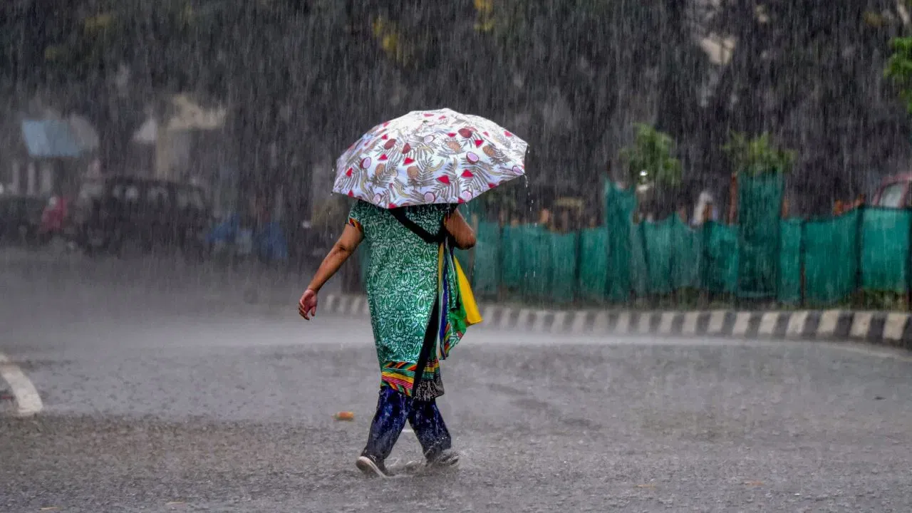 ৰাজ্যত ক্ৰমাৎ নিম্নগামী হৈছে তাপমাত্ৰা। ৰাজ্যৰ কেইবাখনো জিলাত আজি আঞ্চলিক বতৰ বিজ্ঞান কেন্দ্ৰই বৰষুণৰ আগজাননী দিয়ে। অসমৰ তিনিখন জিলাত অ’ৰেঞ্জ’ এলাৰ্টো জাৰি কৰা হৈছে। আনহাতে কেইখনমান জিলাত ইয়েল্ল’ এলাৰ্ট জাৰি কৰিছে বতৰ বিজ্ঞান কেন্দ্ৰই।