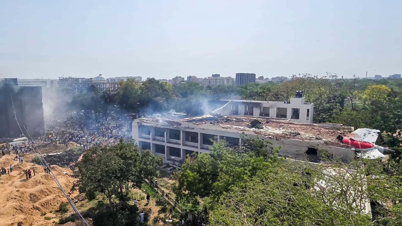 আহমেদাবাদত ভয়ংকৰ বিমান দুৰ্ঘটনা, ২৪২ জন যাত্ৰীসহ ভূ-পতিত এয়াৰ ইণ্ডিয়াৰ বিমান