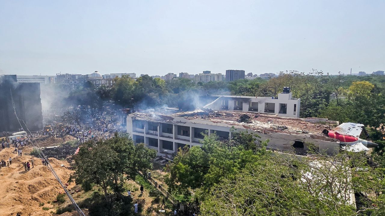 আহমেদাবাদত ভয়ংকৰ বিমান দুৰ্ঘটনা, ২৪২ জন যাত্ৰীসহ ভূ-পতিত এয়াৰ ইণ্ডিয়াৰ বিমান আহমেদাবাদত ভয়ংকৰ বিমান দুৰ্ঘটনা, ২৪২ জন যাত্ৰীসহ ভূ-পতিত এয়াৰ ইণ্ডিয়াৰ বিমান