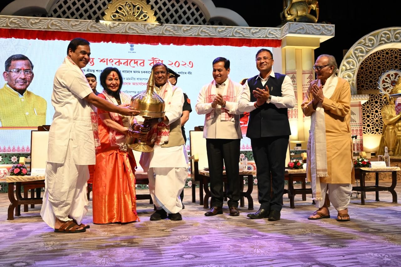 আজি ধ্ৰুপদী নৃত্যশিল্পী সোনাল মানছিঙক ২০২৩ৰ বৰ্ষৰ শ্ৰীমন্ত শংকৰদেৱ বঁটা প্ৰদান। এই বঁটা প্ৰদান কৰে ৰাজ্যপাল লক্ষ্মণ প্ৰসাদ আচাৰ্যই। শ্ৰীমন্ত শংকৰদেৱ কলাক্ষেত্ৰত আয়োজিত এই অনুষ্ঠানত অংশগ্ৰহণ কৰে মুখ্যমন্ত্ৰী হিমন্ত বিশ্ব শৰ্মা আৰু কেন্দ্ৰীয় মন্ত্ৰী সৰ্বানন্দ সোণোৱালে।