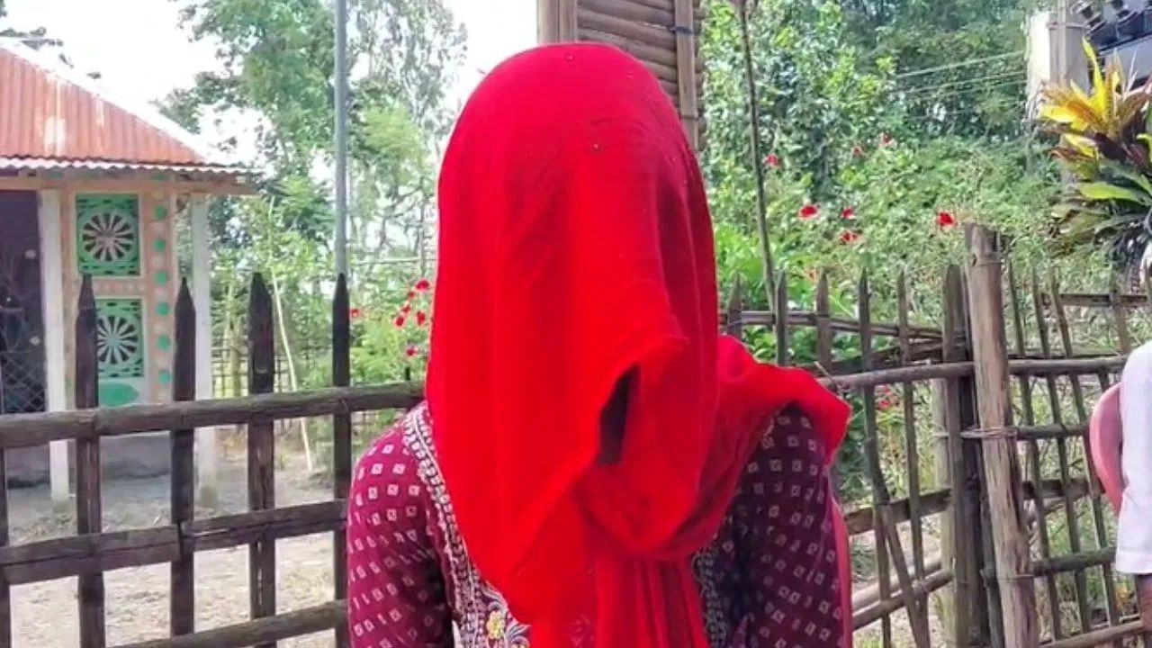 বিয়াৰ দাবীৰে ‘দৰা’ঘৰৰ সমুখত ধৰ্ণাত বহিল যুৱতীঃ আঁৰত আছে এনে কাহিনী বিয়াৰ দাবীৰে ‘দৰা’ঘৰৰ সমুখত ধৰ্ণাত বহিল যুৱতীঃ আঁৰত আছে এনে কাহিনী