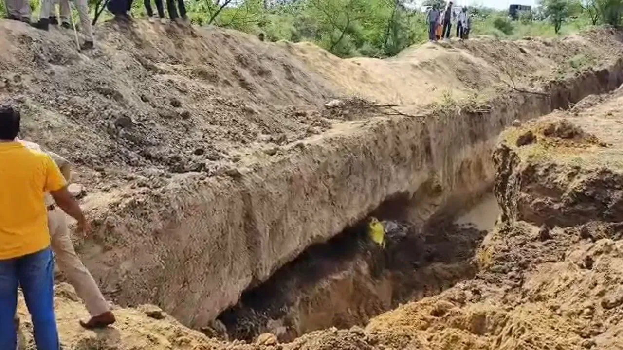 মৰ্মান্তিক! মাটি খহি একেটা পৰিয়ালৰ ৪জনৰ মৃত্যু, আহত দুজন… মৰ্মান্তিক! মাটি খহি একেটা পৰিয়ালৰ ৪জনৰ মৃত্যু, আহত দুজন…