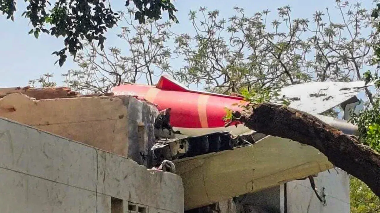 আহমেদাবাদ বিমান দুৰ্ঘটনাত নিহত চিকিৎসকৰ পৰিয়াললৈ ১ কোটি টকাকৈ আৰ্থিক সাহাৰ্য ডাঃ ছামশ্বীৰৰ…