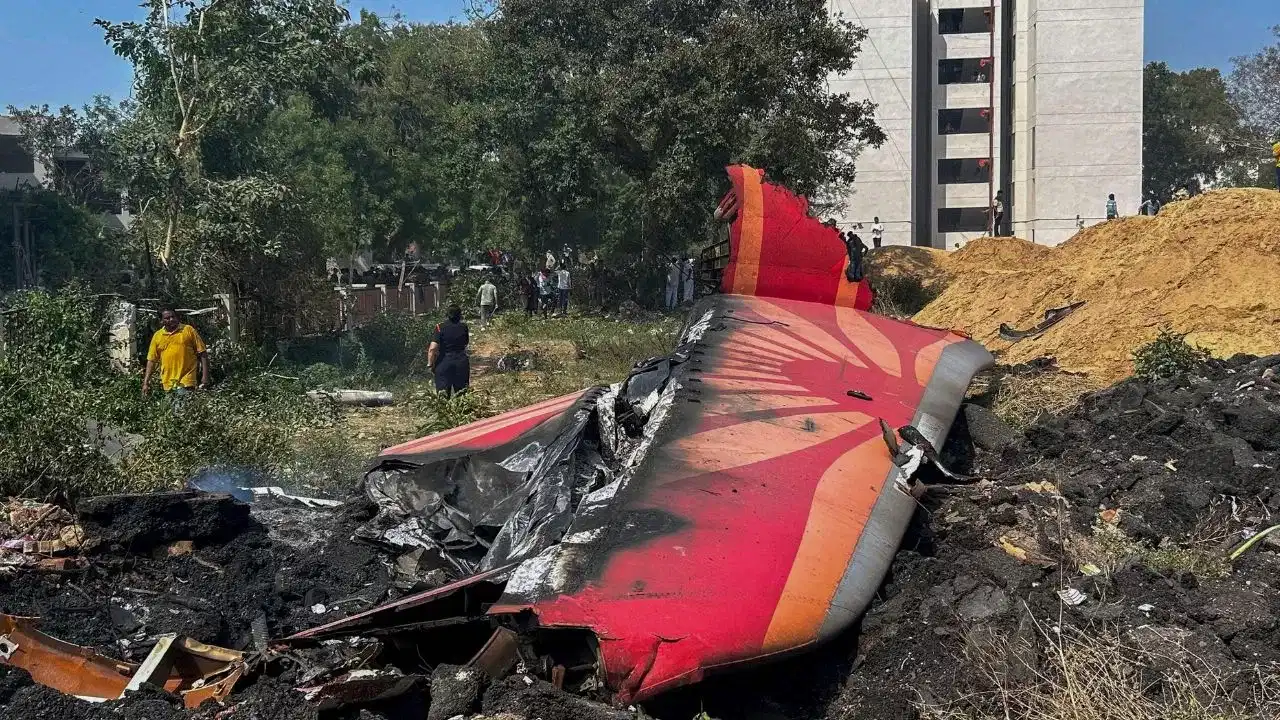 বিমান দুৰ্ঘটনাৰ পিছৰে পৰা নিৰুদ্দেশ এগৰাকী চলচ্চিত্ৰ নিৰ্মাতা, শেষ লোকেচন আছিল দুৰ্ঘটনাস্থলীৰ পৰা ৭০০ মিটাৰ দূৰত