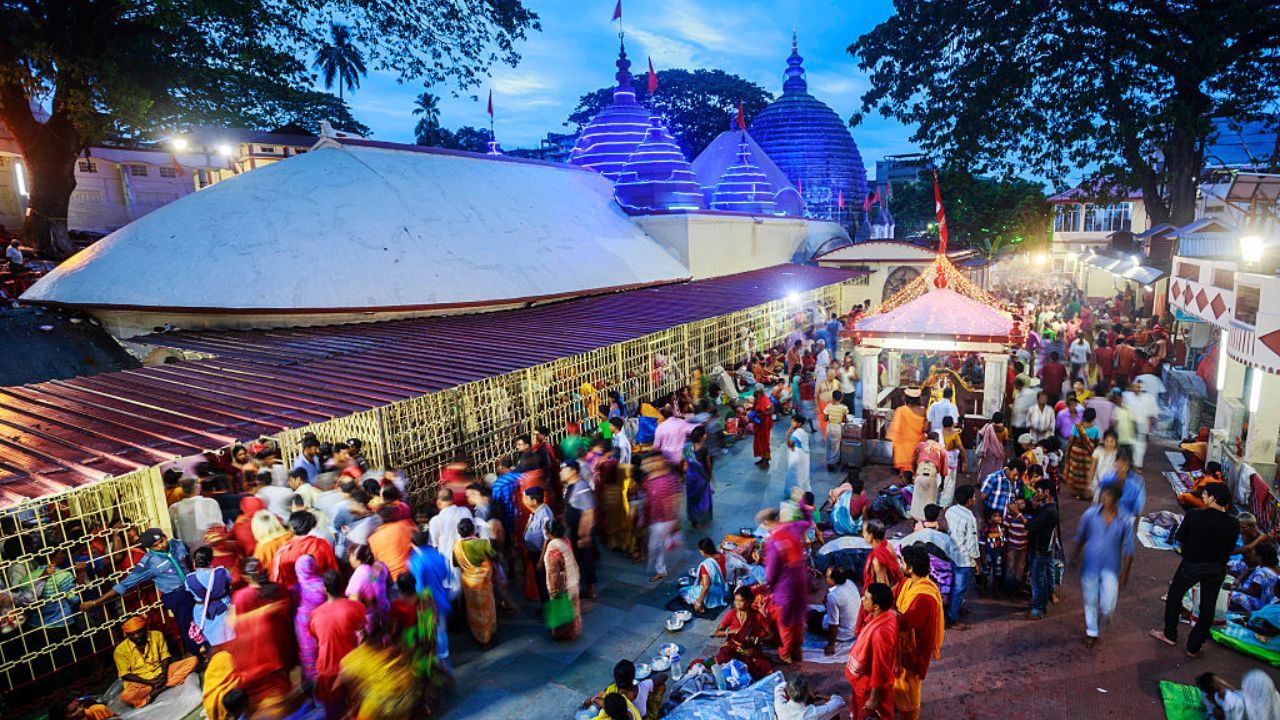 উল্লেখ্য যে, এইবাৰ দুপৰীয়া ২.৫৬ মিনিটত অম্বুবাচীৰ প্ৰবৃত্তি। আনহাতে ২৬ জুনৰ পুৱতি নিশা ৩ বজাত অম্বুবাচীৰ নিবৃত্তি। পৰ্যটন বিভাগে সদৰী কৰা মতে,এইবাৰ অম্বুবাচী মহাযোগত নাথাকিব কোনো VIP আৰু VVIP ব্যৱস্থা।