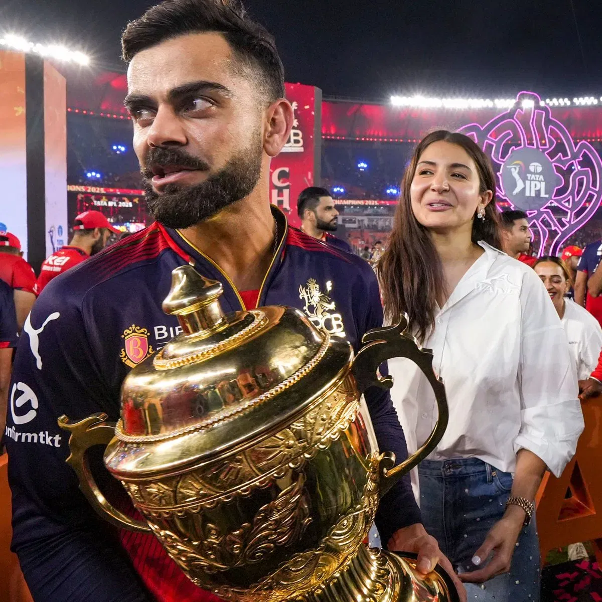 অনুষ্কা শৰ্মাই সেই সময়ৰ পৰাই বিৰাট কোহলী আৰু RCBক সমৰ্থন কৰিছিল যেতিয়া দুয়োজনেই ডেটিং পৰ্যায়ত আছিল। এনে পৰিস্থিতিত অভিনেত্ৰীগৰাকীয়েও বহুত ট্ৰলিঙৰ সন্মুখীন হ’বলগীয়া হৈছিল। সদায়ৰ দৰেই বিৰাট কোহলীৰ ‘লেডী লাক’ অনুষ্কা শৰ্মাই চূড়ান্ত খেলতো তেওঁক উৎসাহ যোগোৱা দেখা গ’ল। (PTI)