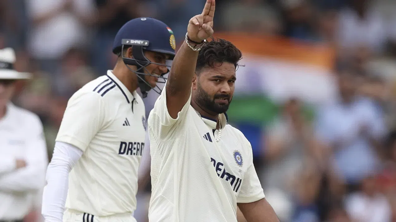 লিডছ টেষ্টত ইতিহাস ৰচিলে ঋষভ পণ্টে। এইগৰাকী খেলুৱৈয়ে টেষ্টৰ দুয়োটা ইনিংছতে শতক অৰ্জন কৰে। কিন্তু তেওঁৰ শতকীয় ইনিংছৰ পিছত এতিয়া পোহৰলৈ আহিছে এক আমোদজনক তথ্য। (PC-PTI)