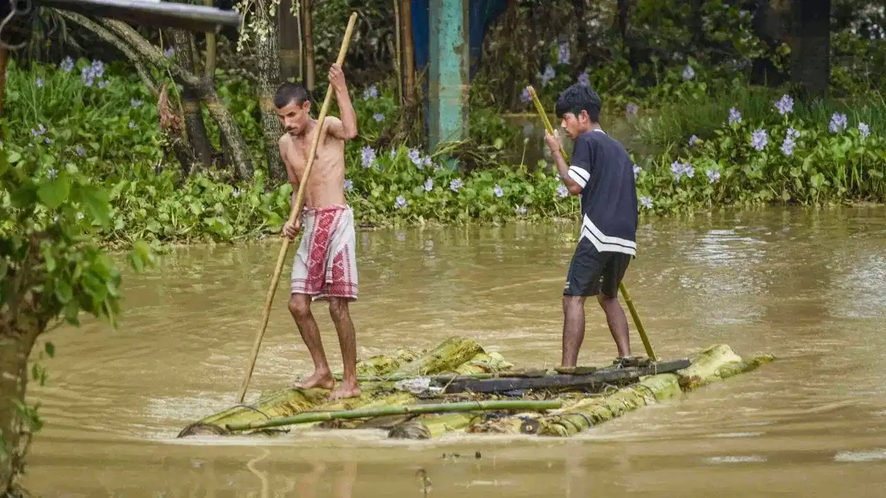 ৰাজ্যৰ অব্যাহত বানৰ তাণ্ডৱ! ১১ জিলাৰ ২.৫৯ লোক প্ৰভাৱিত, মৃত্যুৰ সংখ্যা ২০লৈ বৃদ্ধি