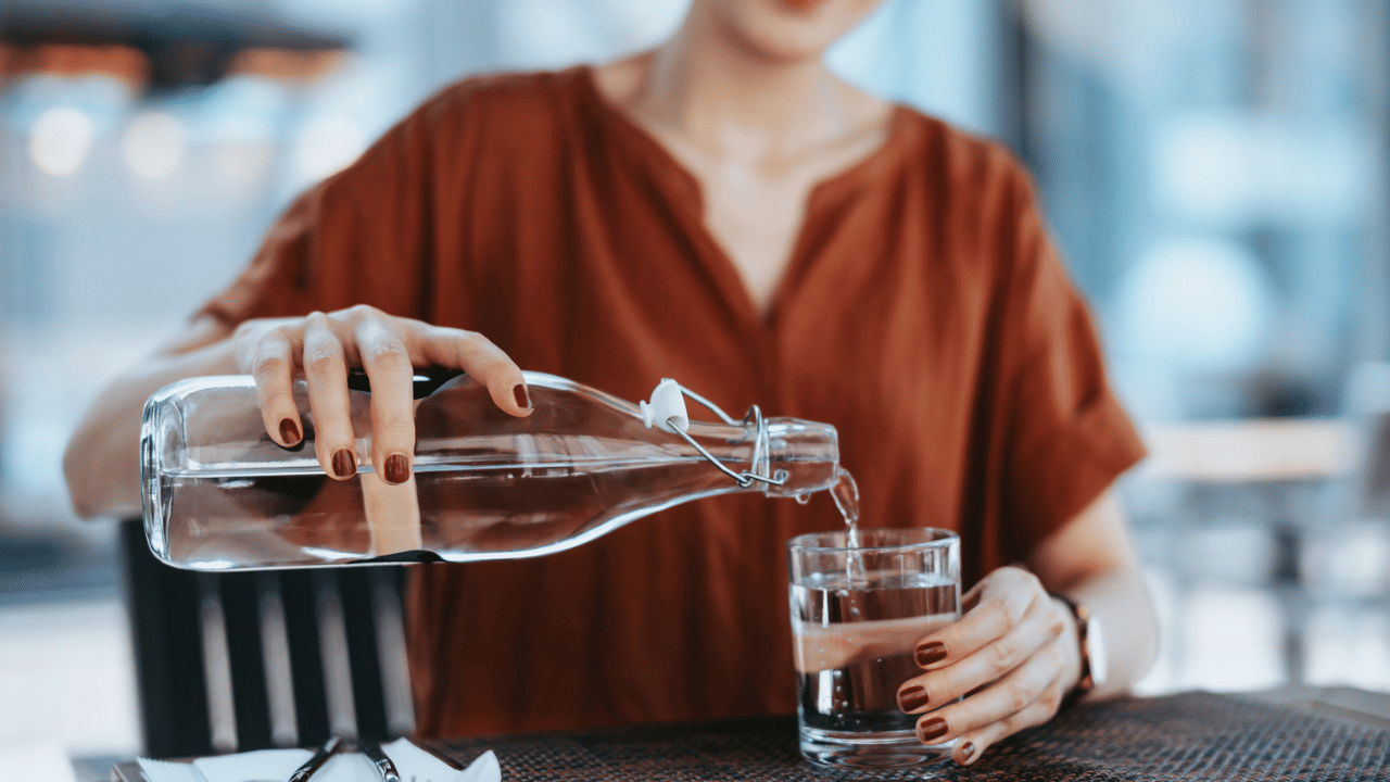 খাদ্য খোৱাৰ আগত নে পাছত? কেতিয়া আৰু কিমান পৰিমাণৰ পানী খাব লাগে, জানক আয়ুৰ্বেদৰ পৰা...