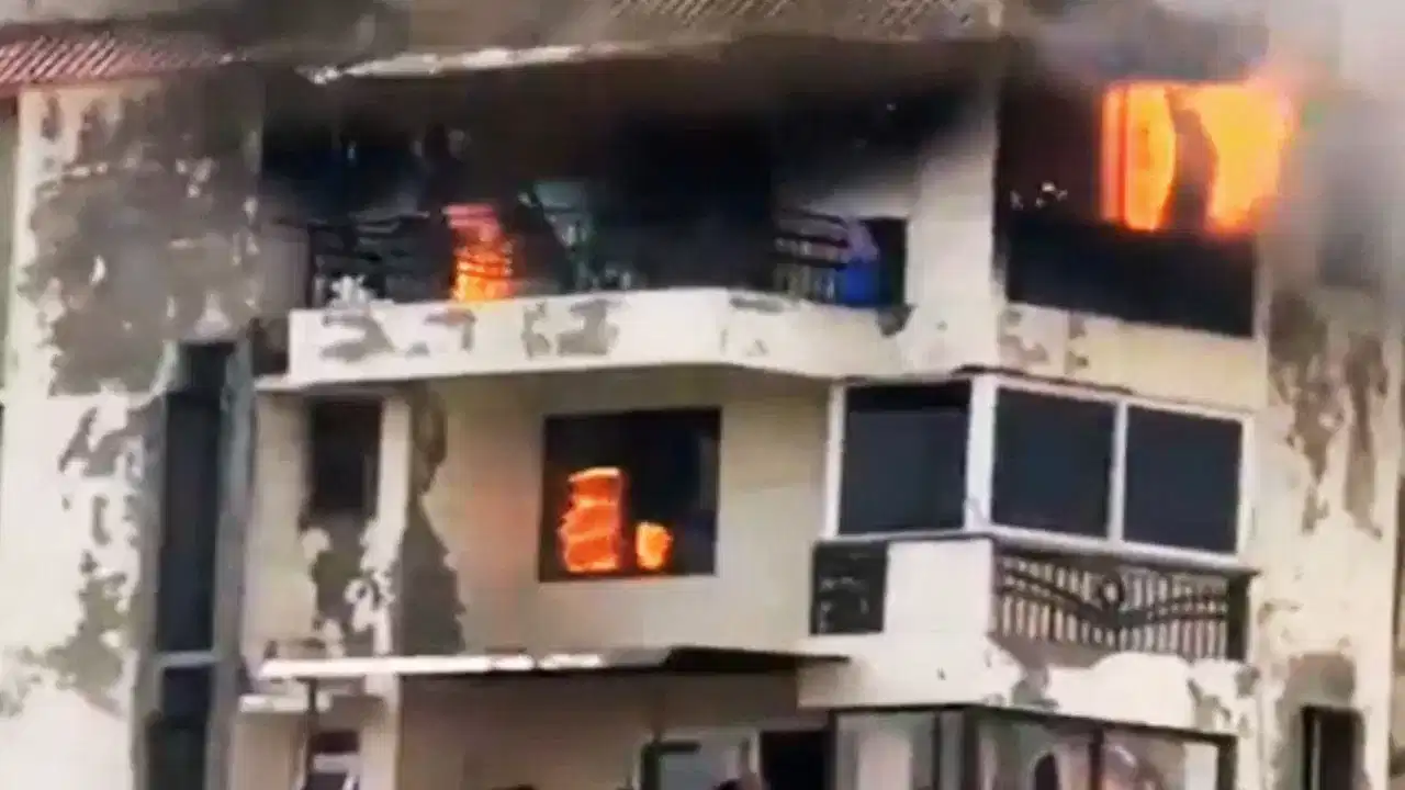 মৰ্মান্তিক! জীৱন ৰক্ষা কৰিবলৈ অট্টালিকাৰ সপ্তম মহলাৰ পৰা জাঁপ, ২ সন্তানসহ পিতৃৰ মৃত্যু...