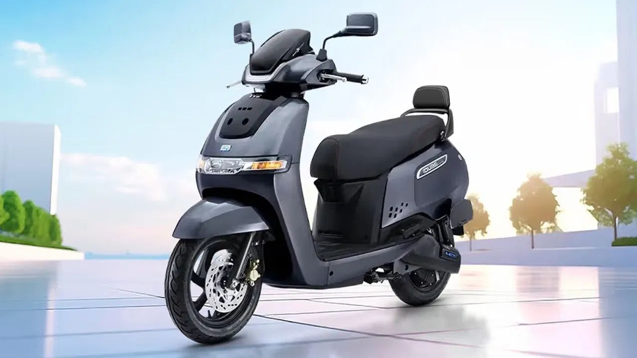 TVS iQube য়ে আৰম্ভণিৰে পৰাই গ্ৰাহকৰ হৃদয় জয় কৰি আহিছে। ইয়াৰ একমাত্ৰ সমস্যাটো হ’ল এই স্কুটাৰখনত আন স্কুটাৰৰ দৰে মিড ড্ৰাইভ মটৰৰ পৰিৱৰ্তে চকাত সংযুক্ত বিএলডিচি মটৰ ব্যৱহাৰ কৰা হয়।