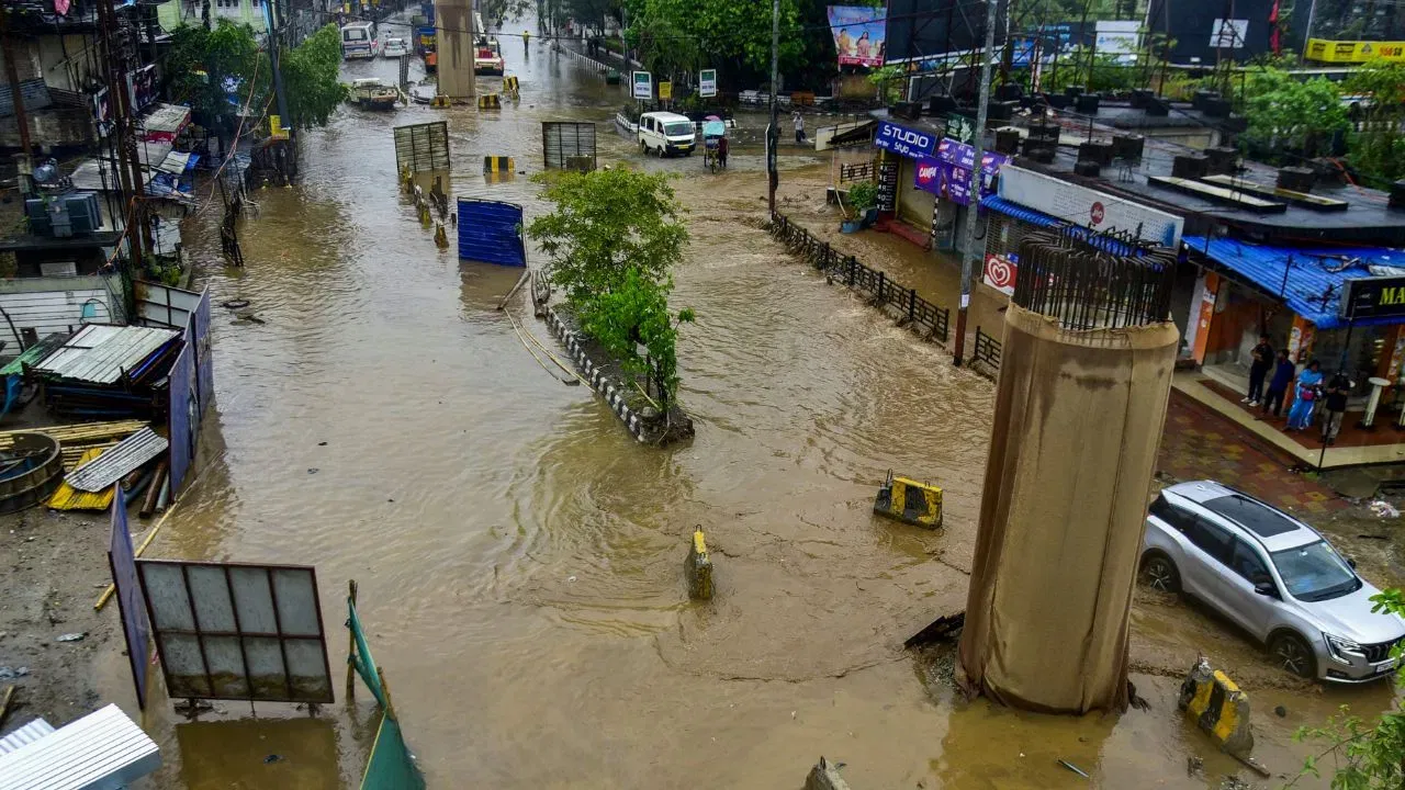 মহানগৰীত নিশাৰে পৰা অব্যাহত আছে ধাৰাসাৰ বৰষুণ। ইয়াৰ মাজতে ৰেড এলাৰ্ট জাৰি কৰিছে বতৰ বিজ্ঞান কেন্দ্ৰই। ঘণ্টাত ৩০-৪০ কিলোমিটাৰ বেগত বলিব বতাহ।