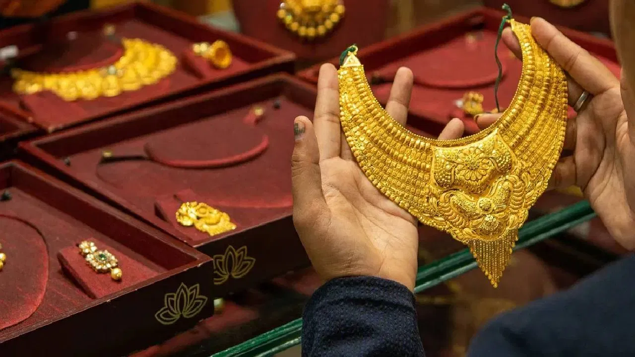 দিল্লীত আজি ২৪ কেৰেটৰ ১০ গ্ৰাম সোণৰ দাম ৯৯,০৬০ টকা। একেদৰে ২২ কেৰেট ১০ গ্ৰাম সোণৰ দাম ৯০,৯৫০ । আজি প্ৰতি কিলোগ্ৰাম ৰূপ ১,০০,১০০ টকাত বিক্ৰী হৈছে।