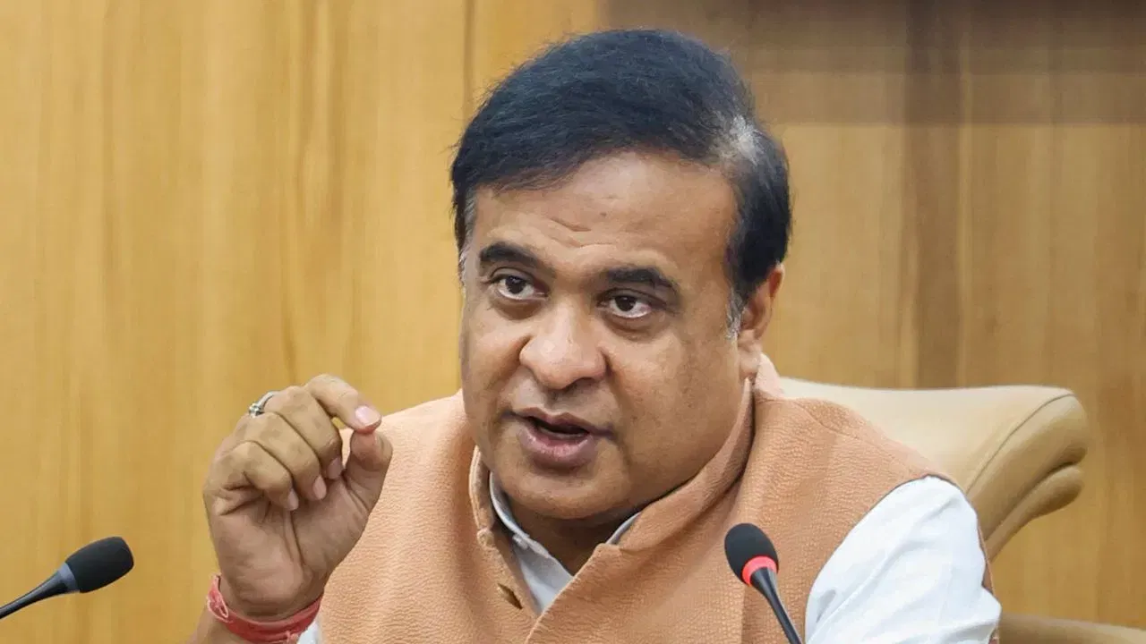 কেবিনেটত লগতে কয়, বহিঃৰাজ্যত বিশেষ পৰিস্থিতিত মৃত্যু হোৱা যুৱক-যুৱতীৰ পৰিয়ালৰ সদস্যই স্থানীয় প্রশাসন, আৰক্ষী নতুবা ১১২ নম্বৰত ফোন কৰি ঘটনা সন্দৰ্ভত অৱগত কৰিব পাৰিব। তদুপৰি, এই উদ্দেশ্যে সামাজিক মাধ্যমতো এটা বিশেষ একাউন্ট মুকলি কৰা হ’ব। অহা পহিলা অক্টোবৰৰ পৰা এই আঁচনিখন ৰূপায়ণ কৰা হ’ব।