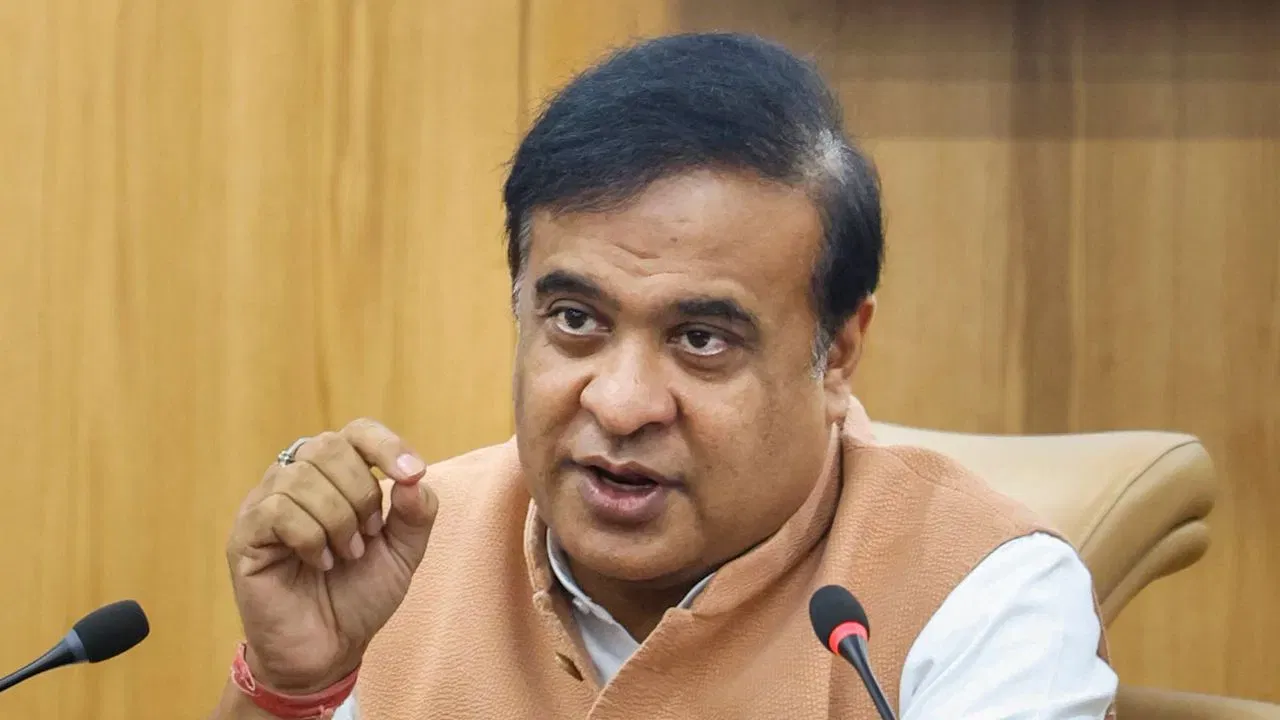 শৰ্মাই কয়, এই ক্ষেত্ৰত শীঘ্ৰেই টোল ফ্ৰী নম্বৰ মুকলি কৰা হ'ব। গতিকে কোনো চিকিৎসালয়ে মৃতদেহ বা ৰোগীক ধৰি ৰাখিলে সেই নম্বৰত ফোন কৰিব পাৰিব। তেতিয়া আৰক্ষী উপস্থিত হৈ মৃতদেহ বা ৰোগীক উদ্ধাৰ কৰি লৈ যাব। শীঘ্ৰেই এই ক্ষেত্ৰত কেবিনেটত সিদ্ধান্ত লোৱা হ'ব।