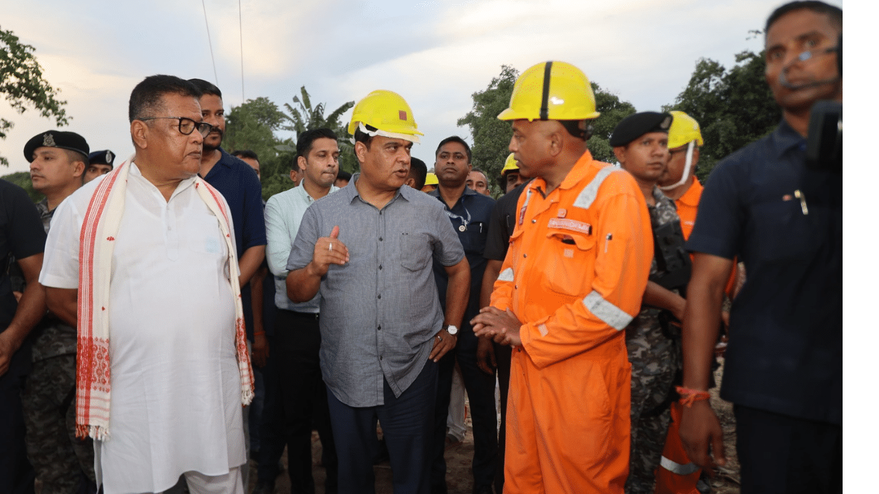 আজি শিৱসাগৰত উপস্থিত হয় মুখ্যমন্ত্ৰী হিমন্ত বিশ্ব শৰ্মা। এই সময়চোৱাত তেওঁ শিৱসাগৰ ভটীয়াপাৰৰ গেছ নিৰ্গমন বন্ধ হোৱা ঠাইখিনি পৰিদৰ্শন কৰে। লগতে অন্য ঠাই পৰিদৰ্শন কৰি বিভিন্ন সমস্যাৰ বুজ লোৱাৰ লগতে সমাধানৰ আশ্বাস দিয়ে।