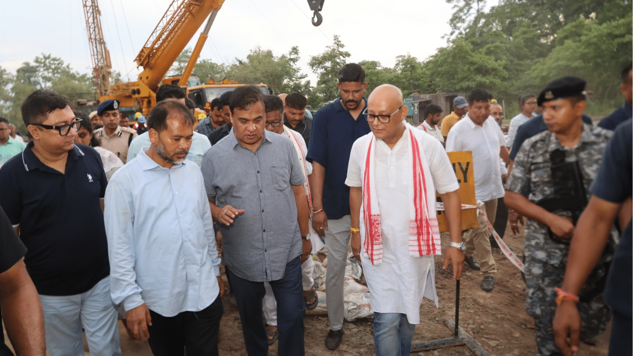 মুখ্যমন্ত্ৰীগৰাকীক এই সময়ত লগ দিয়ে বিধায়ক অখিল গগৈয়ে। শিৱসাগৰ ভ্ৰমণৰ সময়ত শৰ্মাই ৰংঘৰত উপস্থিত হৈ কিছুদিন পূৰ্বে হোৱা বানৰ পৰিস্থিতিৰ বুজ লয়। লগতে কি পদ্ধতিৰে বৰষুণৰ পানী বাহিৰলৈ উলিয়াই দিব পাৰি তাৰ ওপৰত বিচাৰ বিবেচনা কৰে। মুখ্যমন্ত্ৰীগৰাকীয়ে আশ্বাস দিয়ে যে ৰংঘৰ বাকৰিৰ বানৰ সমস্যা সমাধান কৰা হ'ব।