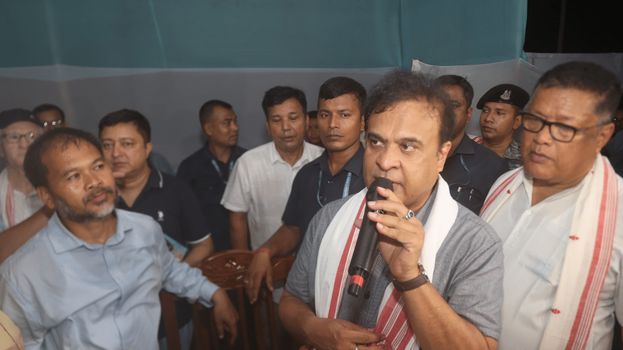 শিৱসাগৰ ভ্ৰমণ সন্দৰ্ভত মুখ্যমন্ত্ৰীয়ে সামাজিক মাধ্যমত এক পোষ্ট কৰে। তেওঁ লিখে যে- ''শিৱসাগৰ ভ্ৰমণৰ অংশ হিচাপে আজি ইতিমধ্যে গেছ নিৰ্গমন বন্ধ হোৱা ভটীয়াপাৰৰ ঠাইখিনি পুনৰ এবাৰ পৰিদৰ্শন কৰোঁ৷ পৰিদৰ্শন কালত অ' এন জি চি আৰু জিলা প্ৰশাসনক চৰজমিন তদন্ত কৰি উক্ত ঘটনাৰ ফলত ক্ষতিগ্ৰস্ত ভুক্তভোগীসকলক ক্ষতিপূৰণ প্ৰদানৰ যাৱতীয় ব্যৱস্থা গ্ৰহণৰ বাবে পৰামৰ্শ আগবঢ়াইছোঁ''।