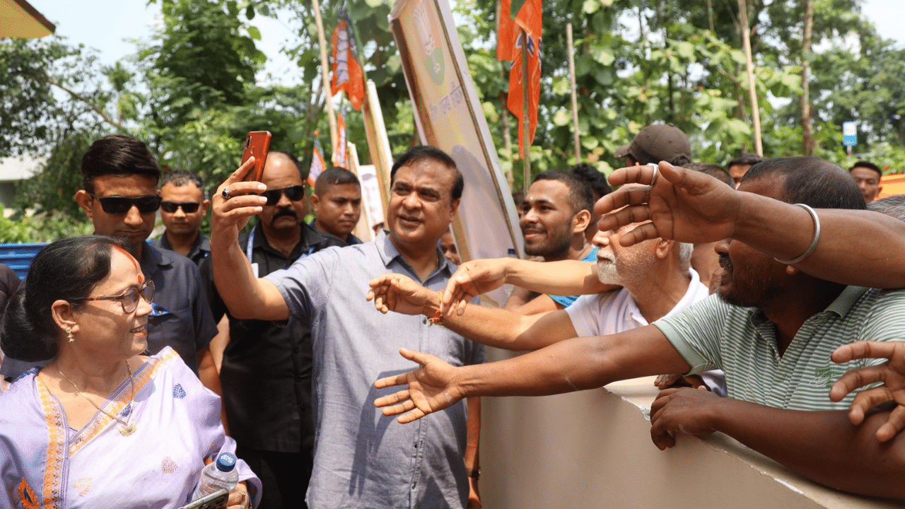 আৰু কয়, মূলধন বিনিয়োগৰ বাবে ৰাজ্যৰ বিশেষ সাহায্যৰ অধীনত চলিত বিভিন্ন আঁচনিৰ অগ্ৰগতিৰ সন্দৰ্ভত গভীৰ পৰ্যালোচনা কৰোঁ।