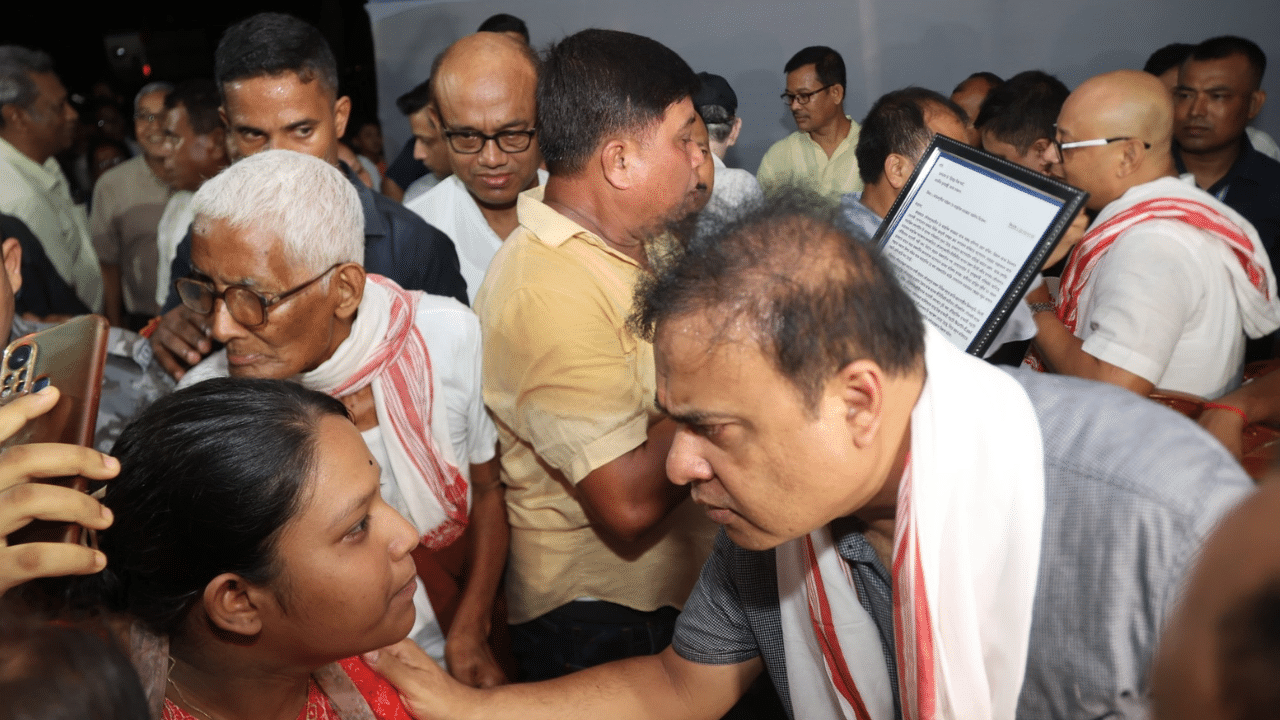 লগতে লিখে-''তদুপৰি গৌৰীসাগৰ অঞ্চলৰ বহুকেইখন গাঁৱক চাৰিলেনযুক্ত ৰাষ্ট্ৰীয় ঘাইপথৰ সৈতে সংযোগ কৰা দিখৌ নৈৰ ওপৰৰ হাৰমতিগড় পকী দলং আৰু এতিয়ালৈ লোক নিৰ্মাণ বিভাগে প্ৰাথমিক কাৰ্য সম্পন্ন কৰা দলংখনৰ সংযোগী পথটোও আজি পৰিদৰ্শন কৰোঁ। এই সময়ছোৱাত বিশাল পৰ্যায়ত শ্ৰদ্ধেয় ৰাইজৰ উষ্ম আদৰণিয়ে অভিভূত কৰি তোলে''।