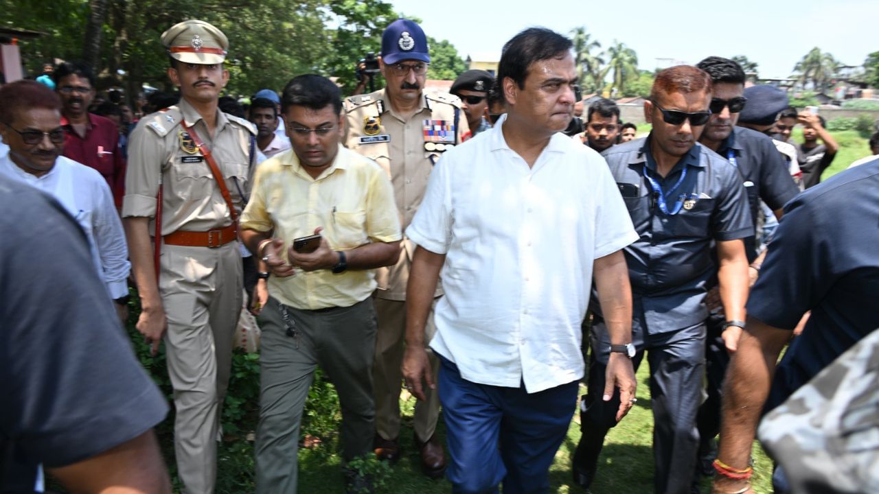 ধুবুৰীত আদালতৰ সমীপৰ দেৱালত ৰহস্যজনক দেৱাল লেখন, ফৰেনছিক বিশেষজ্ঞ নামিছে তদন্তত ধুবুৰীত আদালতৰ সমীপৰ দেৱালত ৰহস্যজনক দেৱাল লেখন, ফৰেনছিক বিশেষজ্ঞ নামিছে তদন্তত