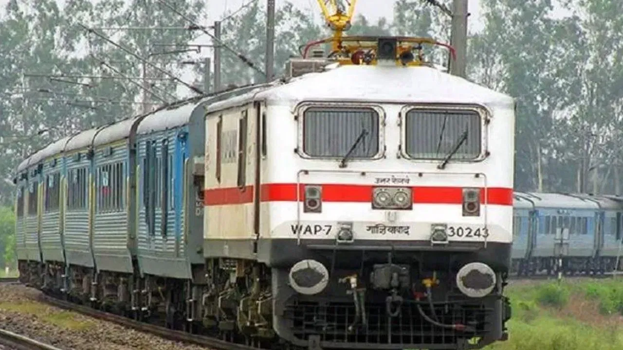 ১ জুলাইৰ পৰা বৃদ্ধি পাব ৰে'লৰ ভাড়া, এইসকল যাত্ৰীয়ে ভৰিব লাগিব অধিক ধন