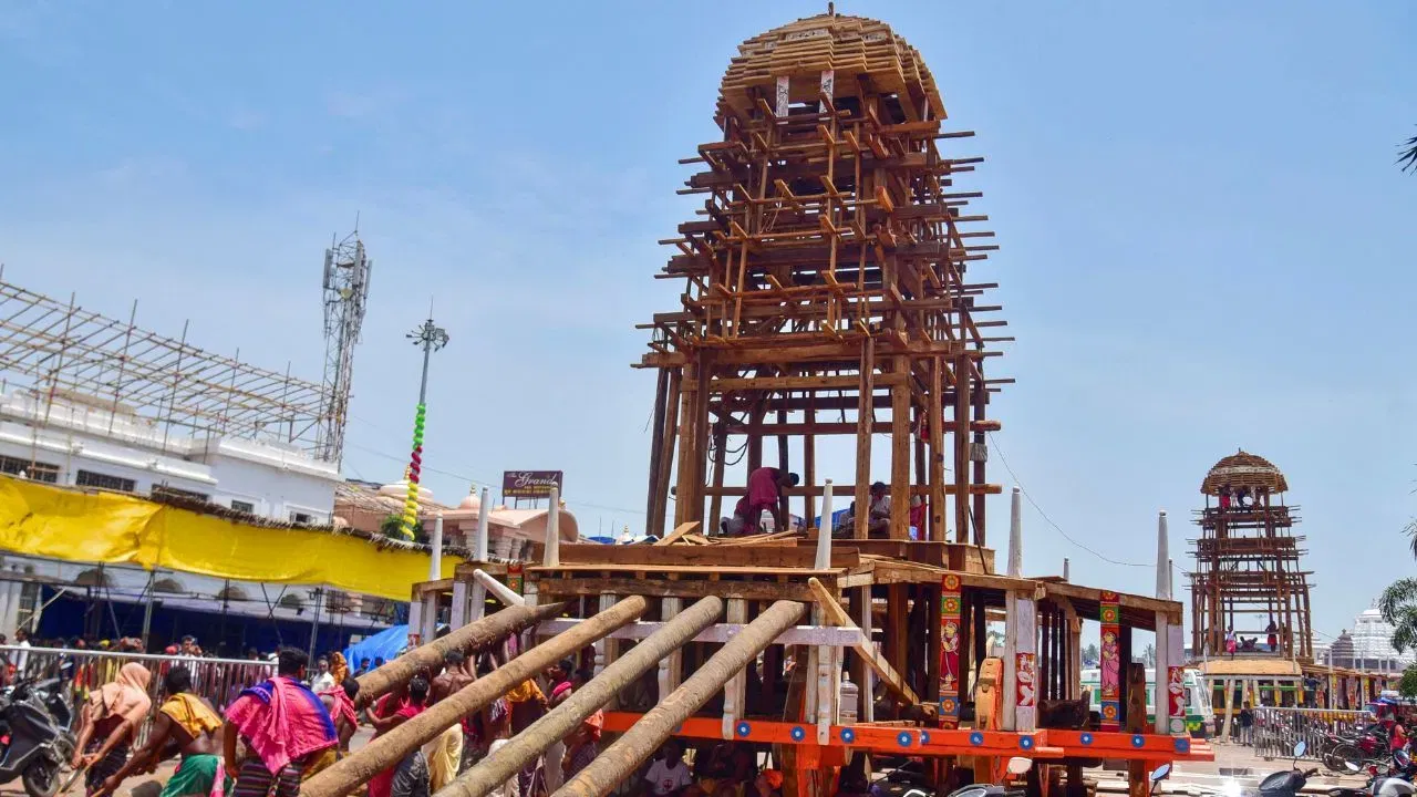ৰথ প্ৰস্তুত কৰিবলৈ বিশেষ কাঠ ব্যৱহাৰ কৰা হয়। ইয়াৰ বাবে ধোৰা, চিমলি, ফাচী, মহী আৰু সহজাৰ কাঠ ব্যৱহাৰ কৰা হয়। ধোৰাক আটাইতকৈ মজবুত কাঠ বুলি গণ্য কৰা হয় আৰু ইয়াৰ দ্বাৰা ৰথৰ চকা তৈয়াৰ কৰা হয়। ৰথৰ ওপৰৰ অংশ চিমলী আৰু মহীৰ পৰা তৈয়াৰ কৰা হয়। আনহাতে, সহজাৰ কাঠৰ সহায়ত ৰথৰ সৰু অংশ তৈয়াৰ কৰা হয়। (ফটো: PTI)
