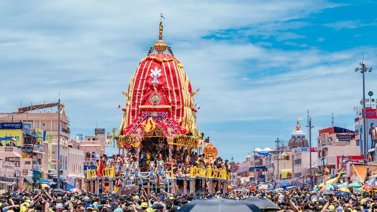 ৰথৰ এটা বৃহৎ অংশ নিলাম কৰা হয়। ইয়াৰ আটাইতকৈ মূল্যৱান অংশ হ’ল চকা। ইয়াৰ আৰম্ভণিৰ মূল্য ৫০ হাজাৰ টকা ৰখা হয়। এই চকা ঘৰত ৰাখিলে সুখ আৰু সমৃদ্ধি পোৱা যায় বুলি বিশ্বাস কৰা হয় আৰু বিপদ আঁতৰত থাকে। নিলামৰ পিছত বাকী থকা কাঠখিনি মন্দিৰৰ পাকঘৰলৈ প্ৰেৰণ কৰা হয়। এই কাঠক ইন্ধন হিচাপে ব্যৱহাৰ কৰি ভগৱানৰ প্ৰসাদ ৰন্ধা হয়। (ফটো: PTI)
