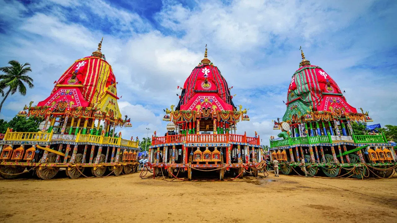 পুৰী যাত্ৰাত ৩খ ৰথ থাকে। প্ৰথম ৰথ ভগৱান জগন্নাথৰ, ইয়াক নন্দী ঘোষ বুলিও কোৱা হয়। ইয়াৰ ওজন প্ৰায় ২৮০ৰ পৰা ৩০০ টন। ইয়াৰ ৰং ৰঙা-হালধীয়া। দ্বিতীয় ৰথ ভগৱান বলভদ্ৰৰ। ইয়াক তালাধ্বজ বুলিও কোৱা হয়। ইয়াৰ ৰং ৰঙা আৰু সেউজীয়া। তৃতীয়খন হৈছে দেৱী সুভদ্ৰাৰ ৰথ। ইয়াক দৰ্পদলন আৰু পদ্মধ্বজ বুলিও কোৱা হয়। ইয়াৰ ৰং ৰঙা আৰু ক’লা। (ফটো: PTI)