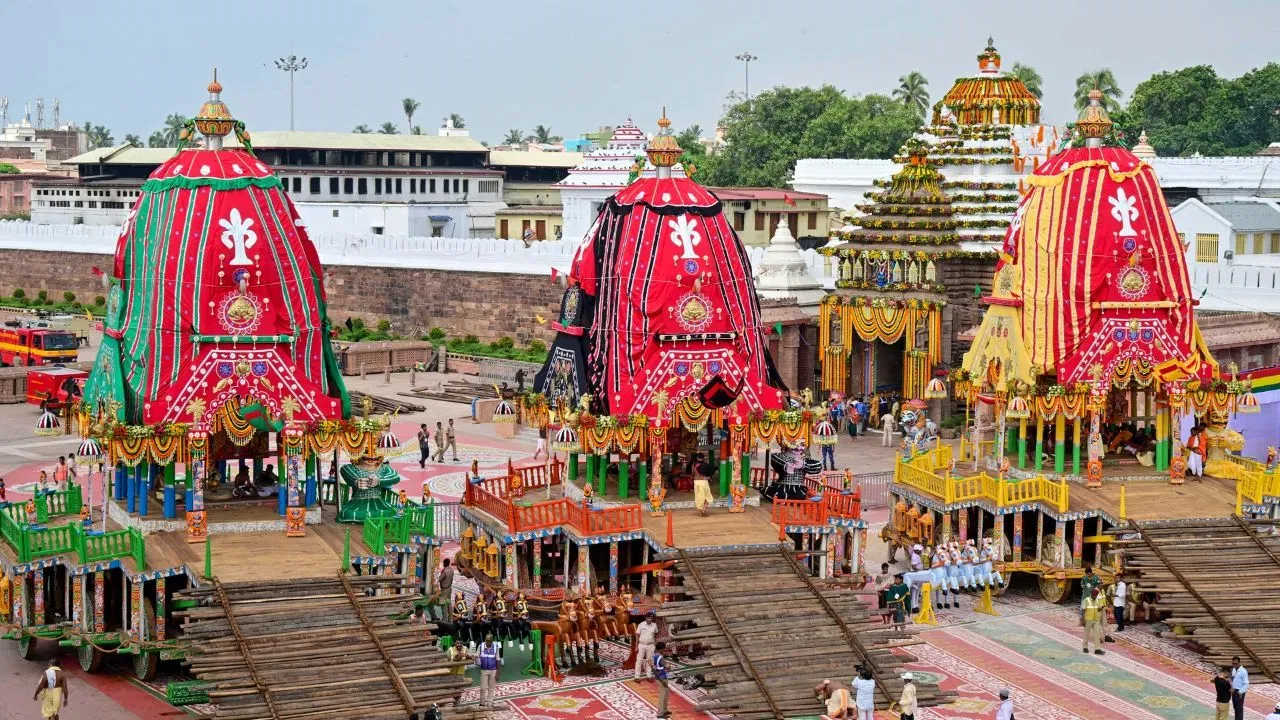 পুৰীত ভগৱান জগন্নাথ, বলাভদ্ৰ আৰু সুভদ্ৰাৰ ৰথ সাজু কৰা হৈছে। ২৭ জুনৰ পৰা আৰম্ভ হ’ব ৰথ যাত্ৰা। অক্ষয় তৃতীয়াৰ পৰা ৫৮ দিনত প্ৰস্তুত কৰা ৪৫ ফুটৰ তিনিখন ৰথ নিৰ্মাণৰ কাম আৰম্ভ হৈছে। ৰথত ব্যৱহৃত কাঠ ওডিশাৰ অৰণ্যৰ পৰা অনা হয়। ৰথ যাত্ৰাৰ প্ৰতিটো প্ৰক্ৰিয়াৰ বাবে এটা বিশেষ দিন নিৰ্ধাৰণ কৰা হয়। যেনে- কাঠ পুৰীলৈ লৈ যোৱাৰ কাম বসন্ত পঞ্চমীৰ দিনা কৰা হয়। ৰাম নৱমীৰ পৰা কাঠ কটা কাম আৰম্ভ হয় আৰু অক্ষয় তৃতীয়াৰ পৰা ৰথ নিৰ্মাণৰ কাম আৰম্ভ হয়। (ফটো: PTI)