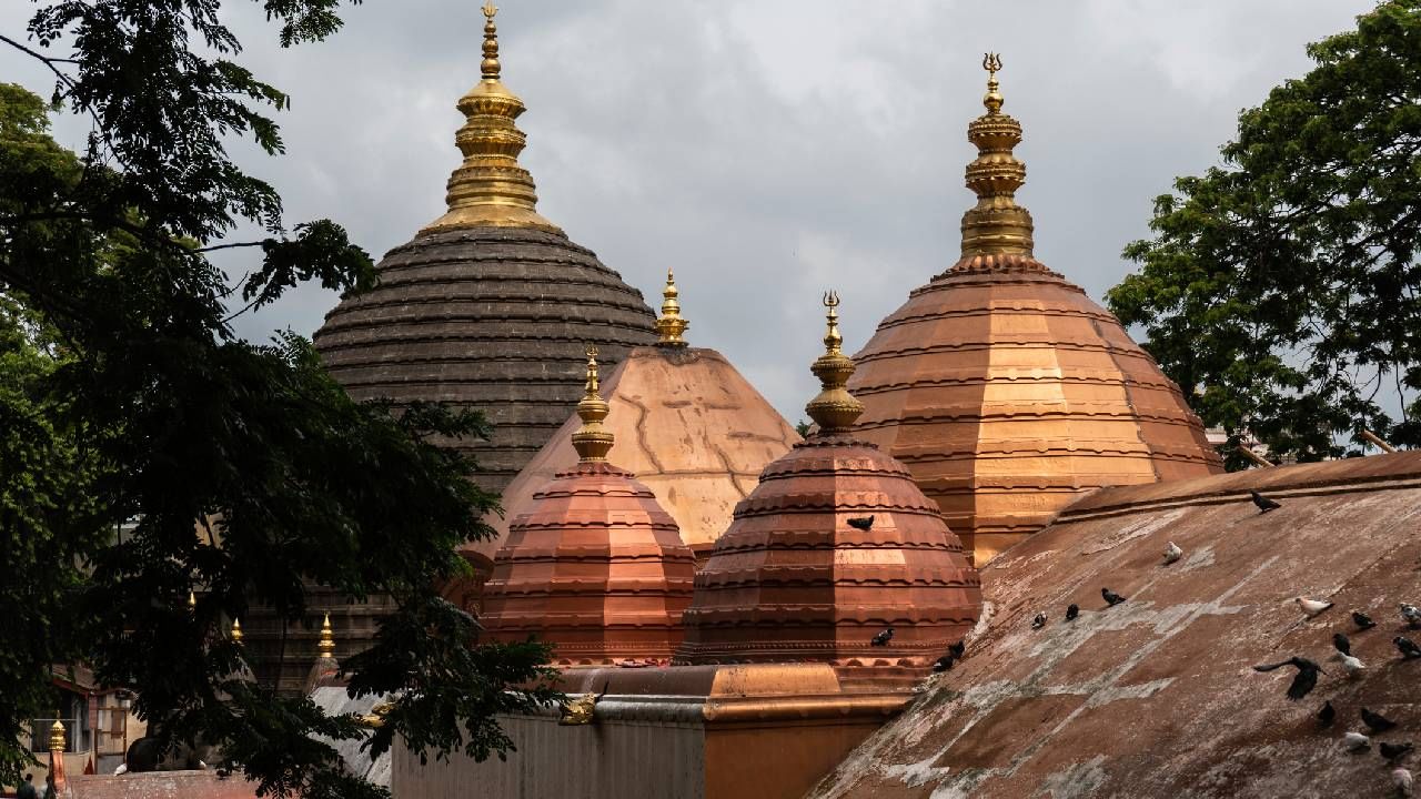 কামাখ্যা মন্দিৰ ২০০০ বছৰৰো অধিক পুৰণি বুলি ধাৰণা কৰা হয়। ইয়াৰ মূল নিৰ্মাণৰ তাৰিখ সঠিকভাৱে ক'তো উল্লেখ নাই । বহু সময়ত মন্দিৰটো পুনৰ নিৰ্মাণৰ কাম কৰা হৈছিল। উল্লেখ্য যে,১৫৬৫ চনত কোচ বংশৰ ৰজা নৰনাৰায়ণ আৰু তেওঁৰ ভাতৃ চিলাৰায়ে এই মন্দিৰটো পুনৰ নিৰ্মাণ কৰিছিল।