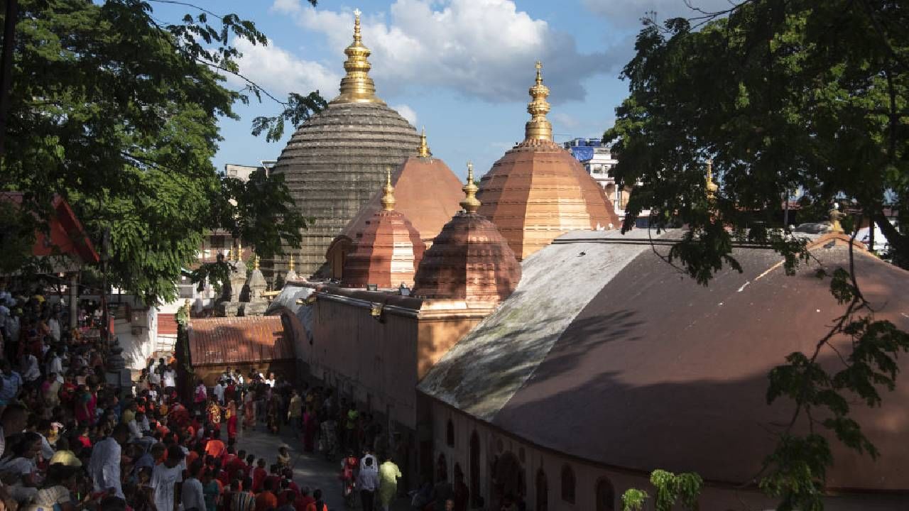 ধ্বংসস্তূপ হৈ পৰাৰ পিছত তেওঁলোকে মন্দিৰটো পুনৰ নিৰ্মাণ কৰিছিল আৰু তেওঁলোকৰ পুনৰ নিৰ্মাণেই কামাখ্যা মন্দিৰক বৰ্তমানৰ স্থাপত্যৰ ৰূপ দিয়ে।
