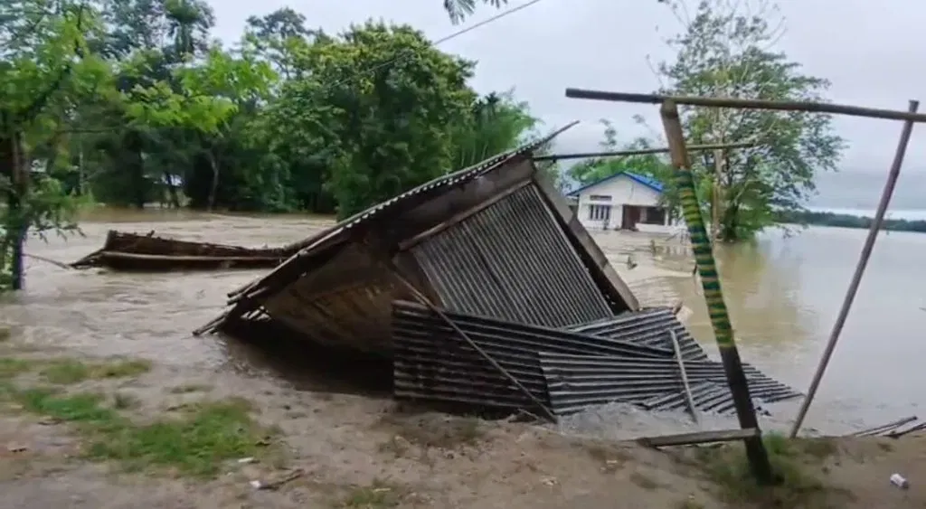 কেইবাদিনো নেৰানেপেৰা বৰষুণৰ পিছত ৰাজ্যত এতিয়া বানৰ তাণ্ডৱ। বিপদসীমাৰ কাষেৰে বৈছে নৈ-উপনৈ। ঘন্টাত ৩-৪ ছেন্টিমিটাৰলৈকে বৃদ্ধি হৈছে ব্ৰহ্মপুত্ৰৰ জলস্তৰ।