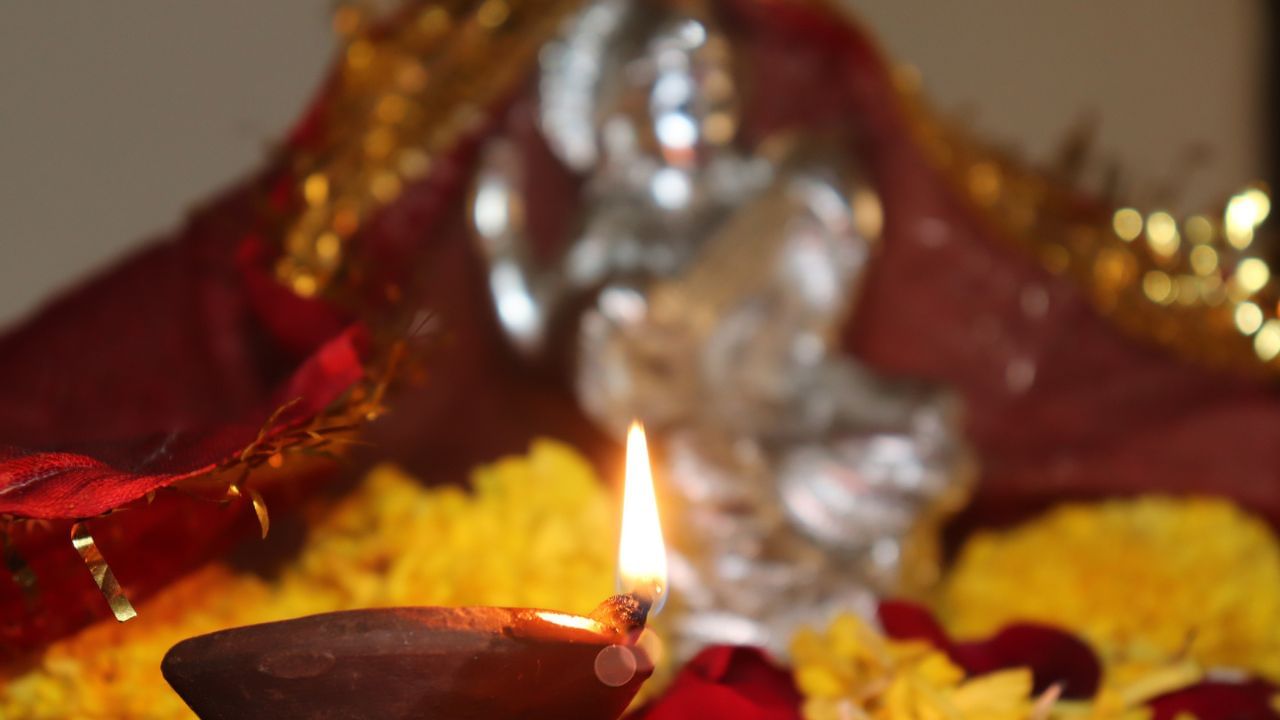 পূজাৰ সময়ত ভগৱানৰ সন্মুখত কিয় চাকি জ্বলোৱা হয়? ইয়াৰ আঁৰৰ ধৰ্মীয় কাৰণ জানক পূজাৰ সময়ত ভগৱানৰ সন্মুখত কিয় চাকি জ্বলোৱা হয়? ইয়াৰ আঁৰৰ ধৰ্মীয় কাৰণ জানক