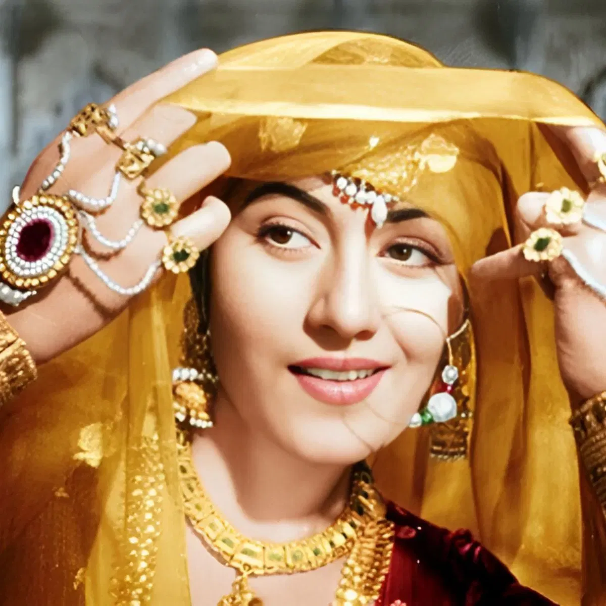 এটা পৰিস্থিতিত এমাহৰ বাবে শ্বুটিং বন্ধ কৰি দিয়া হৈছিল যদিও তাৰ পিছত সকলোৱে মুকুতাৰ কথাটো মানি লৈছিল। ছবিখনৰ বহু দৃশ্যত অভিনেত্ৰীয়ে প্ৰকৃত স্পৰ্শ আচল গহনা পিন্ধিছিল। ছবিখনে দৰ্শকৰ বহু প্ৰশংসা লাভ কৰিছিল।
