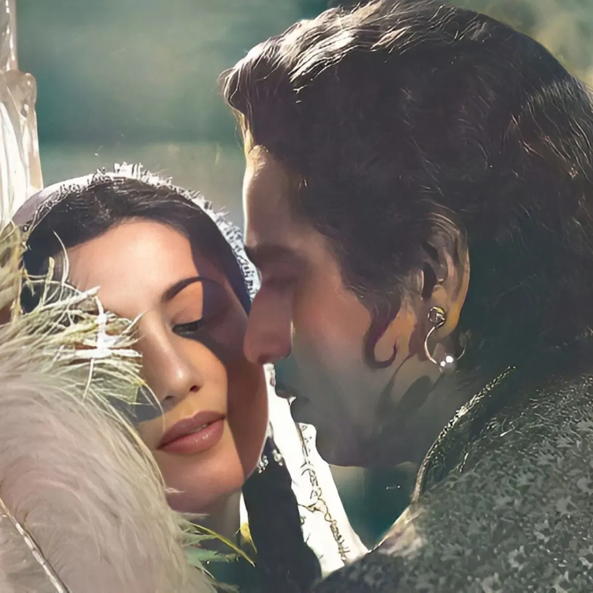 কে আছিফে ভাবিছিল যে কাঁচেৰে তৈয়াৰী মুকুতাৰ শব্দ চিনেমখনত ভালদৰে ওলাই নাহিব। কিন্তু, ছবিখনৰ প্ৰযোজকৰ মতে কেইছেকেণ্ডমানৰ এটা দৃশ্যৰ বাবে ইমান খৰচ কৰাৰ প্ৰয়োজন নাই।