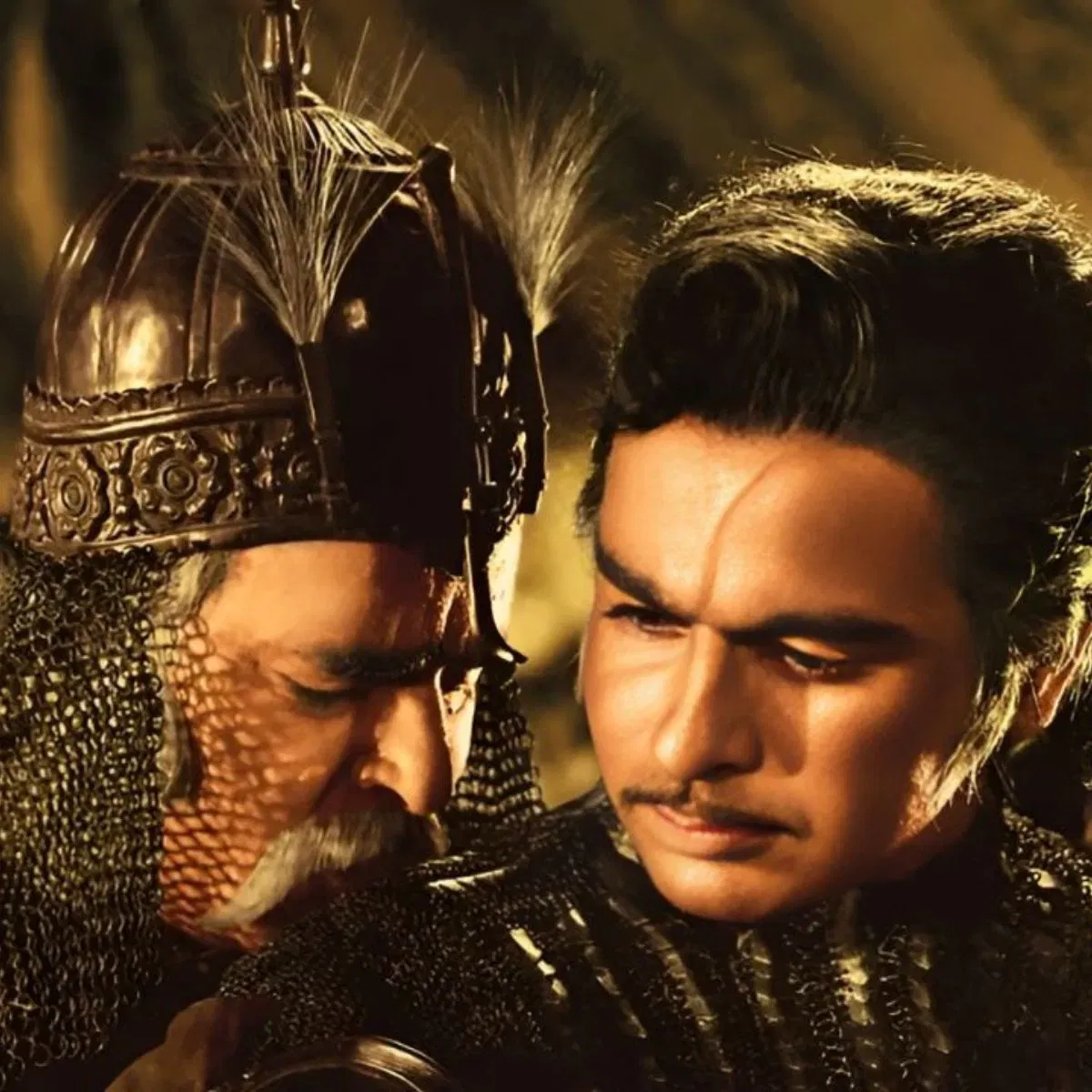 ছবিখনৰ পৰিচালনা কৰিছিল কে আছিফে, তেওঁ অতি কম ছবি নিৰ্মাণ কৰিছিল। 'মোগল-ই-আজম' নিৰ্মাণৰ ক্ষেত্ৰত কে আছিফে বিশেষ দিশত গুৰুত্ব দিছিল। যাৰ বাবে কেতিয়াবা নিৰ্মাতাসকলৰ মাজত বিভাজন হৈছিল।