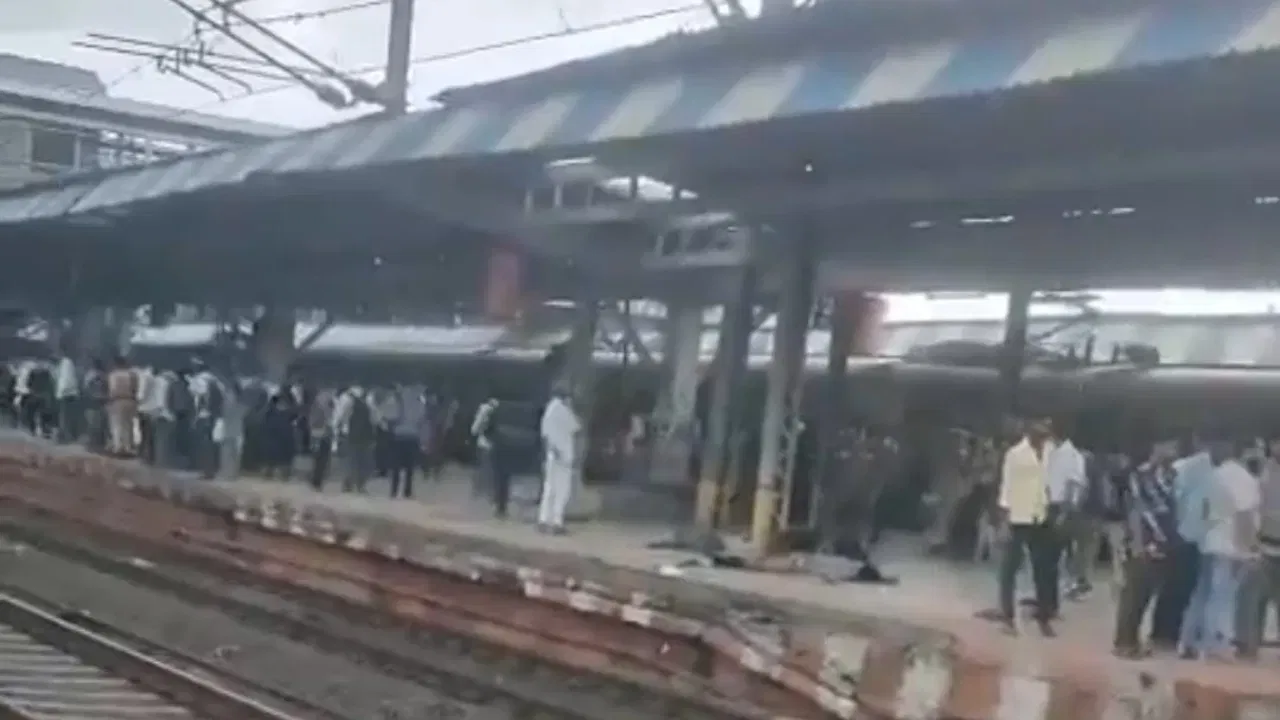 মুম্বাইত চলন্ত ৰে’লৰ পৰা পৰি ৮ গৰাকীকৈ যাত্ৰীৰ মৃত্যু, কেইবাজনো আহত… মুম্বাইত চলন্ত ৰে’লৰ পৰা পৰি ৮ গৰাকীকৈ যাত্ৰীৰ মৃত্যু, কেইবাজনো আহত…