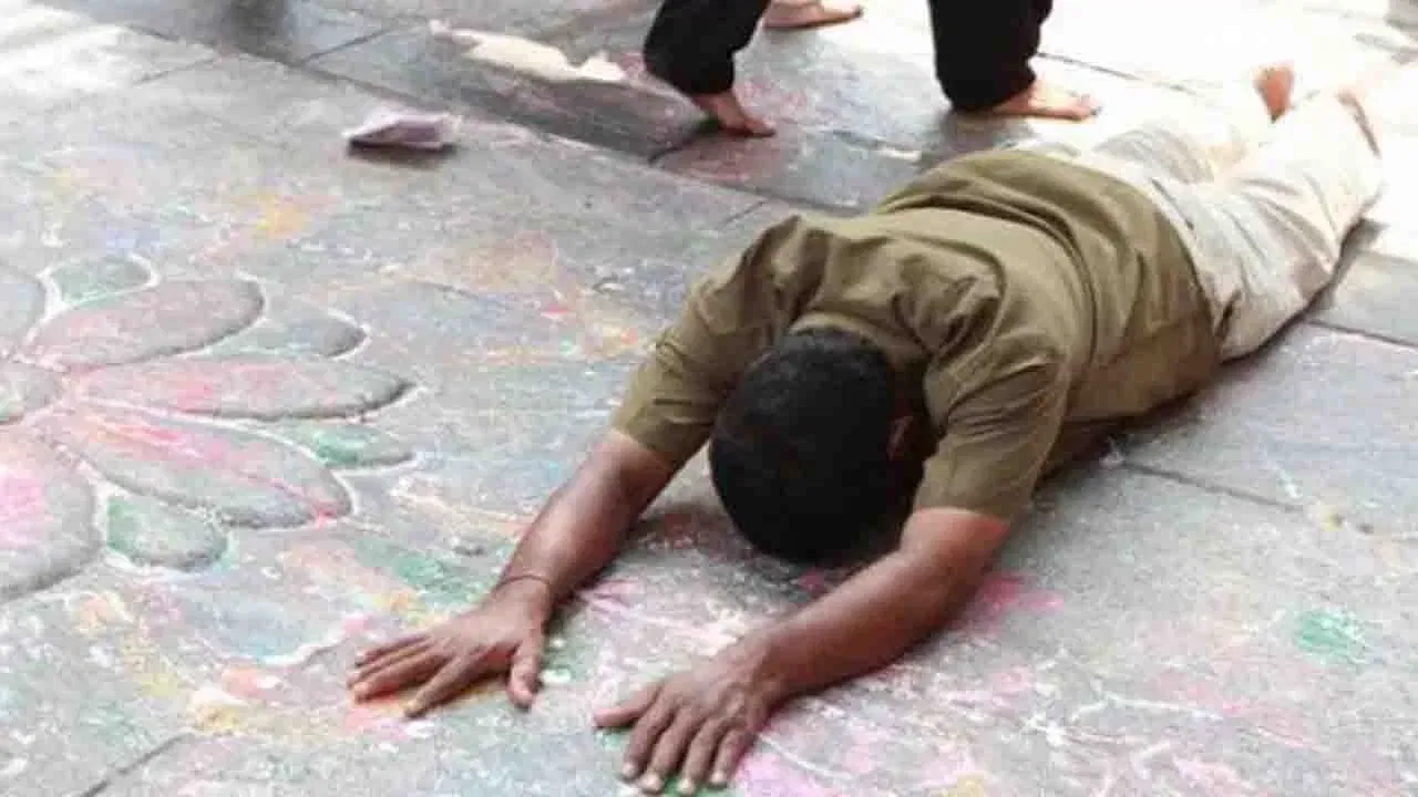 দুৰ্ঘটনাৰ পৰা হাত সাৰিবলৈ প্ৰেমানন্দ জী মহাৰাজে চতুৰ্থ প্ৰতিকাৰ অৰ্থাৎ দৈনিক ঠাকুৰ জীৰ সন্মুখত ১১টাকৈ সাষ্টাংগে প্ৰণিপাত জনোৱাৰ কথা কৈছে। আপোনাৰ ঘৰত থকা মন্দিৰৰ লগতে দেৱ-দেৱীৰ সন্মুখত এই প্ৰতিকাৰ কৰিব পাৰে।