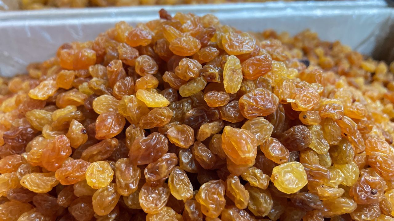 কিচমিচৰ প্ৰাকৃতিকভাৱে মিঠা সোৱাদ থাকে। ইয়াত আইৰণ আৰু এণ্টিঅক্সিডেণ্টো যথেষ্ট পৰিমাণে থাকে। একেদৰে কাবেলি বুটত প্ৰটিন, ফাইবাৰ, কাৰ্বহাইড্ৰেট থাকে। বিশেষজ্ঞসকলৰ মতে তিয়াই থোৱা কাবেলি বুট আৰু কিচমিচ শৰীৰৰ বাবে অতি উপকাৰী।