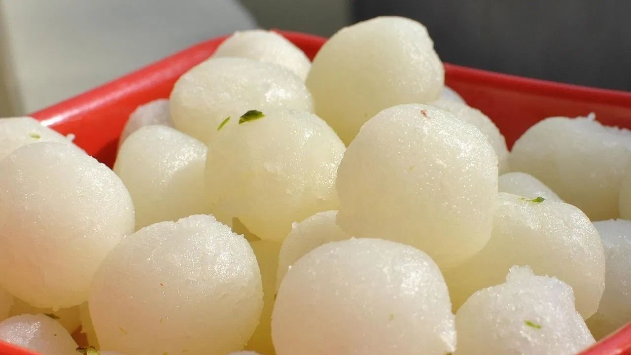গাখীৰ ফাটিলে ৰসগুল্লা প্ৰস্তুত কৰিবলৈ ব্যৱহাৰ কৰিব পাৰি। ইয়াৰ বাবে গাখীৰ চেপি সকলো পানী উলিয়াই তাৰ পিছত ভালদৰে গুড়ি কৰি লওক আৰু এই সময়ছোৱাত তাত এচামুচ ঘিউ দি তাৰ পৰা সৰু সৰুকৈ ৰসগুল্লাৰ আকাৰ দি লওক। কেৰাহীত সোৱাদ অনুসাৰে চেনিৰ ৰস প্ৰস্তুত কৰি তাত এই ৰসগোল্লা পেলাই কিছু সময় উতলাব।