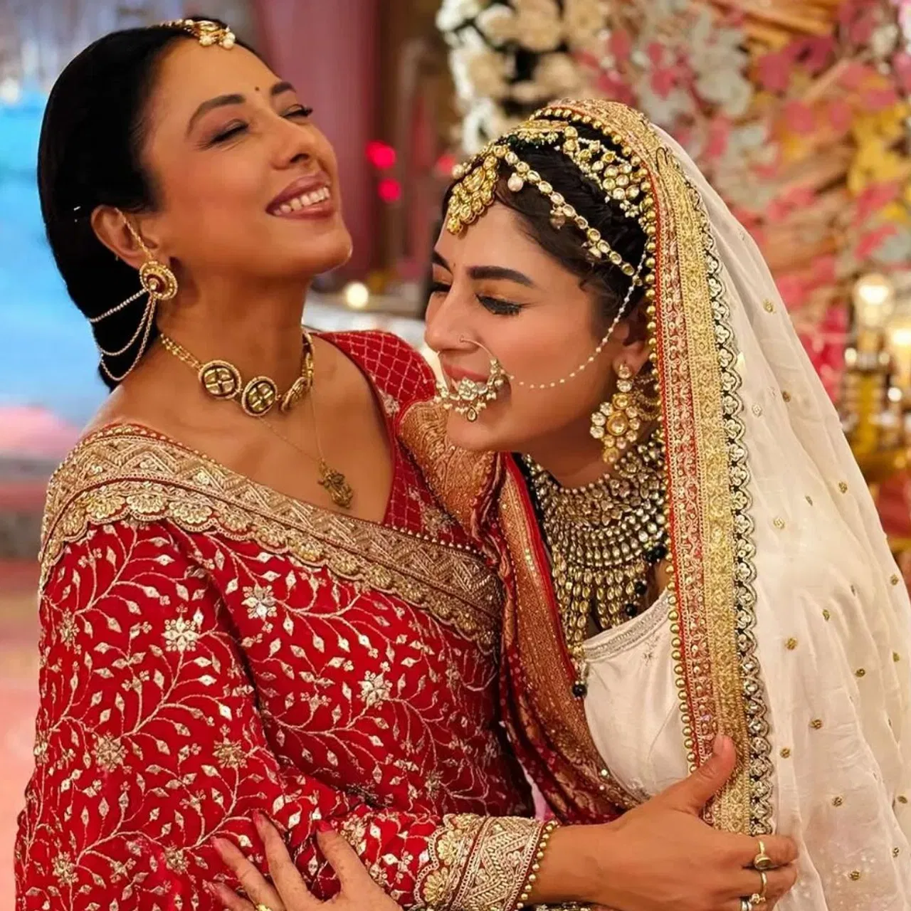 ধাৰাবাহিক ‘অনুপমা’ত আহিছে এতিয়া এটা নতুন ট্ৰেক। য'ত বহুদিন ধৰি মুম্বাইত অকলে থকা অনুপমাই লগ পাব কন্যা ৰাহিক। মাতৃ-কন্যাৰ মিলনৰ সময়ত কি হয় সেয়া দৰ্শকে চাবলৈ ৰৈ আছে। ধাৰাবাহিকখনৰ নতুন প্ৰ’ম’ চোৱাৰ পিছত মানুহে ৰাহি অৰ্থাৎ আদ্ৰিজা ৰায়ক বহুত ট্ৰ’ল কৰি আছে।